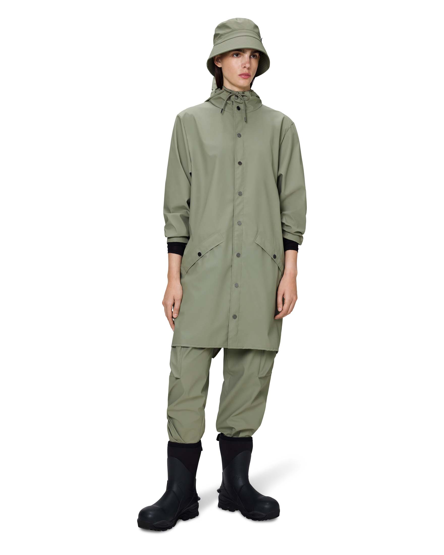 Impermeabile Long Jacket Rains verde salvia con cappuccio dalla finitura metallica