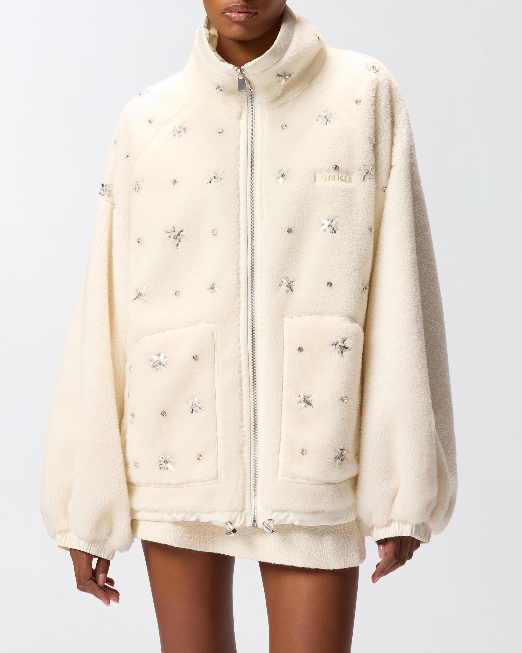 Bomber bianco oversize Pinko in teddy con pietre argento applicate all over con collo alto