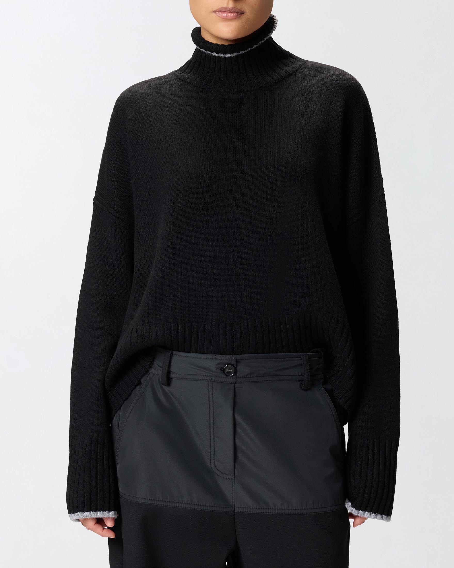 Dolcevita color nero Pinko in misto lana merino e cashmere con profili bianchi