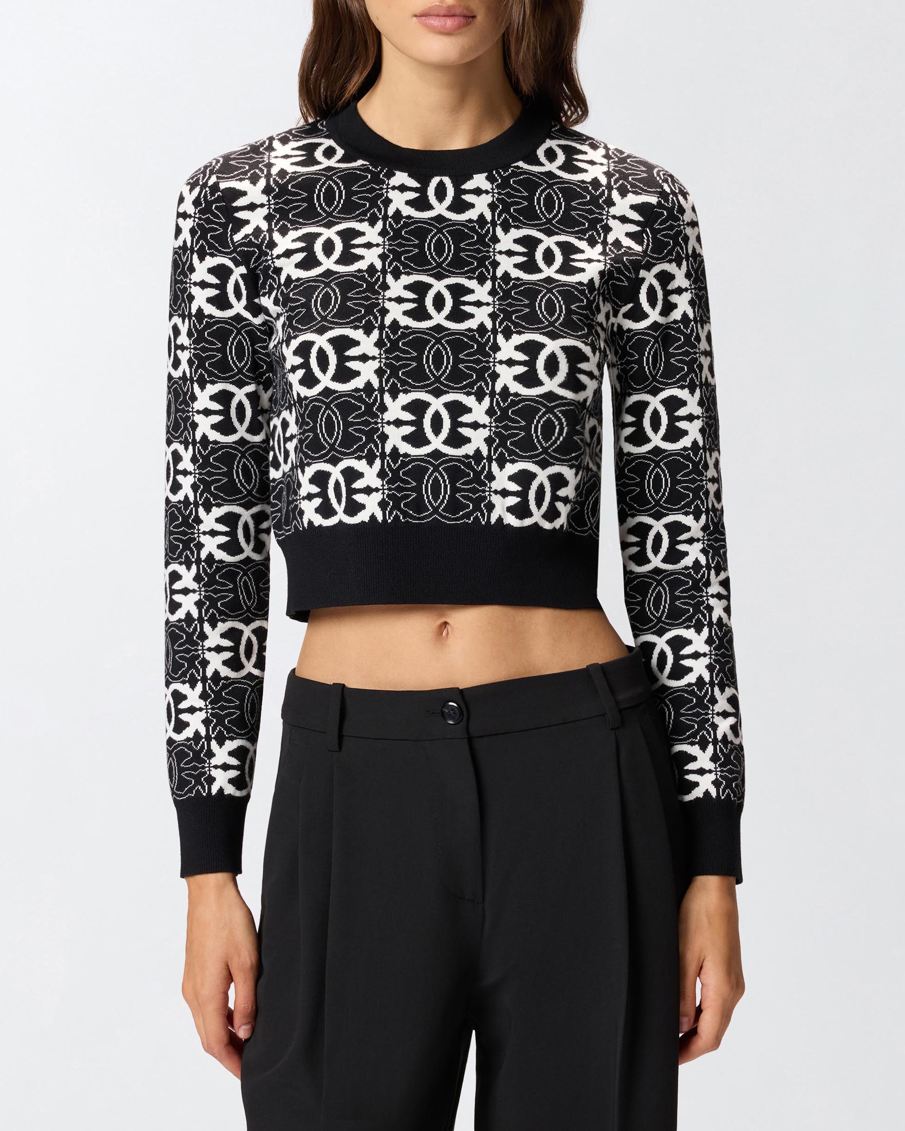 Maglia cropped nera Pinko in misto viscosa con motivo logato jacquard all over bianco