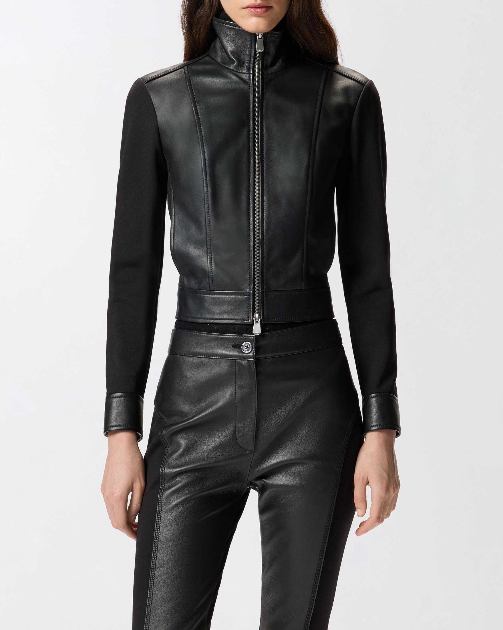 Giubbino nero in pelle Pinko dalla linea aderente con maniche e inserti in neoprene