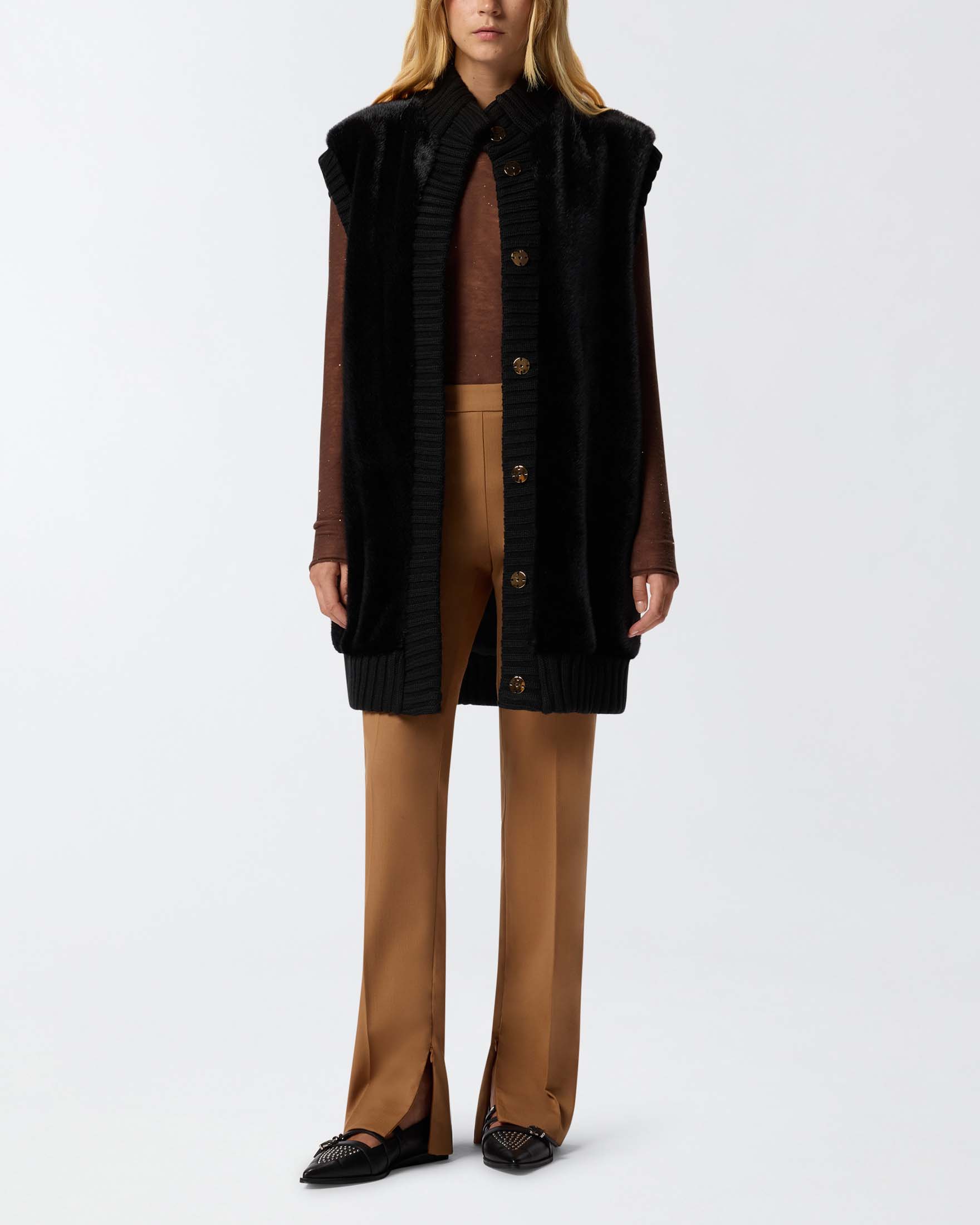 Gilet lungo nero Pinko in ecopelliccia effetto visone con profili in maglia a coste image