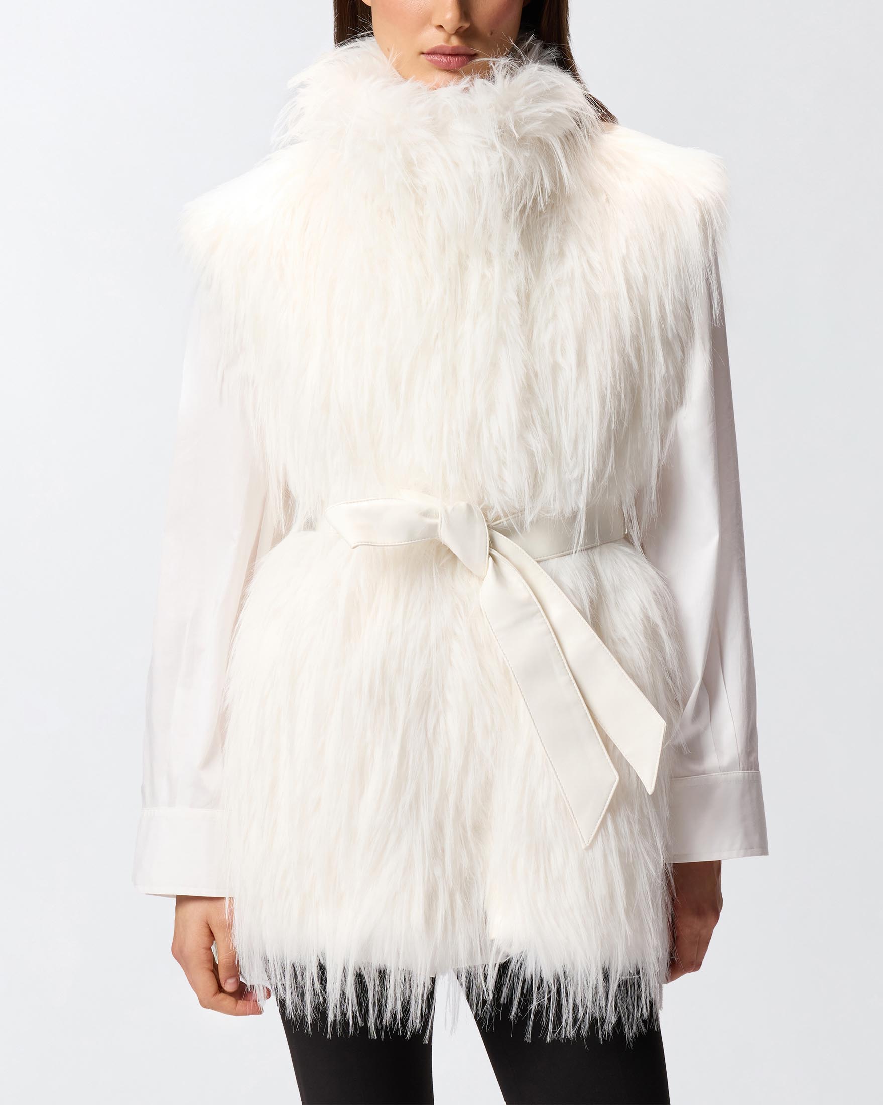 Gilet bianco Pinko in tessuto Aspen effetto pelliccia con cintura in vita tono su tono