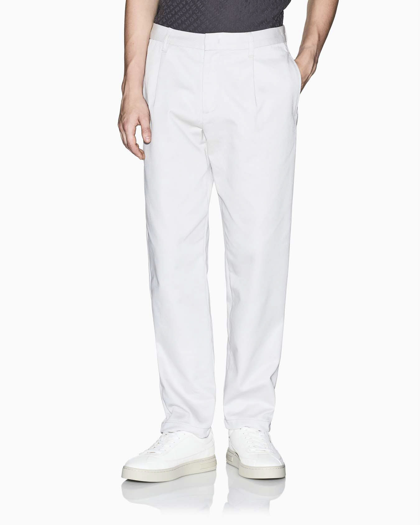 Armani Exchange — Pantaloni chino carrot-fit Armani Exchange gesso in twill di cotone con pince frontale