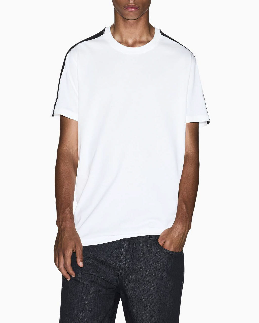 Armani Exchange — T-shirt Armani Exchange bianca in cotone con banda nera sulle spalle