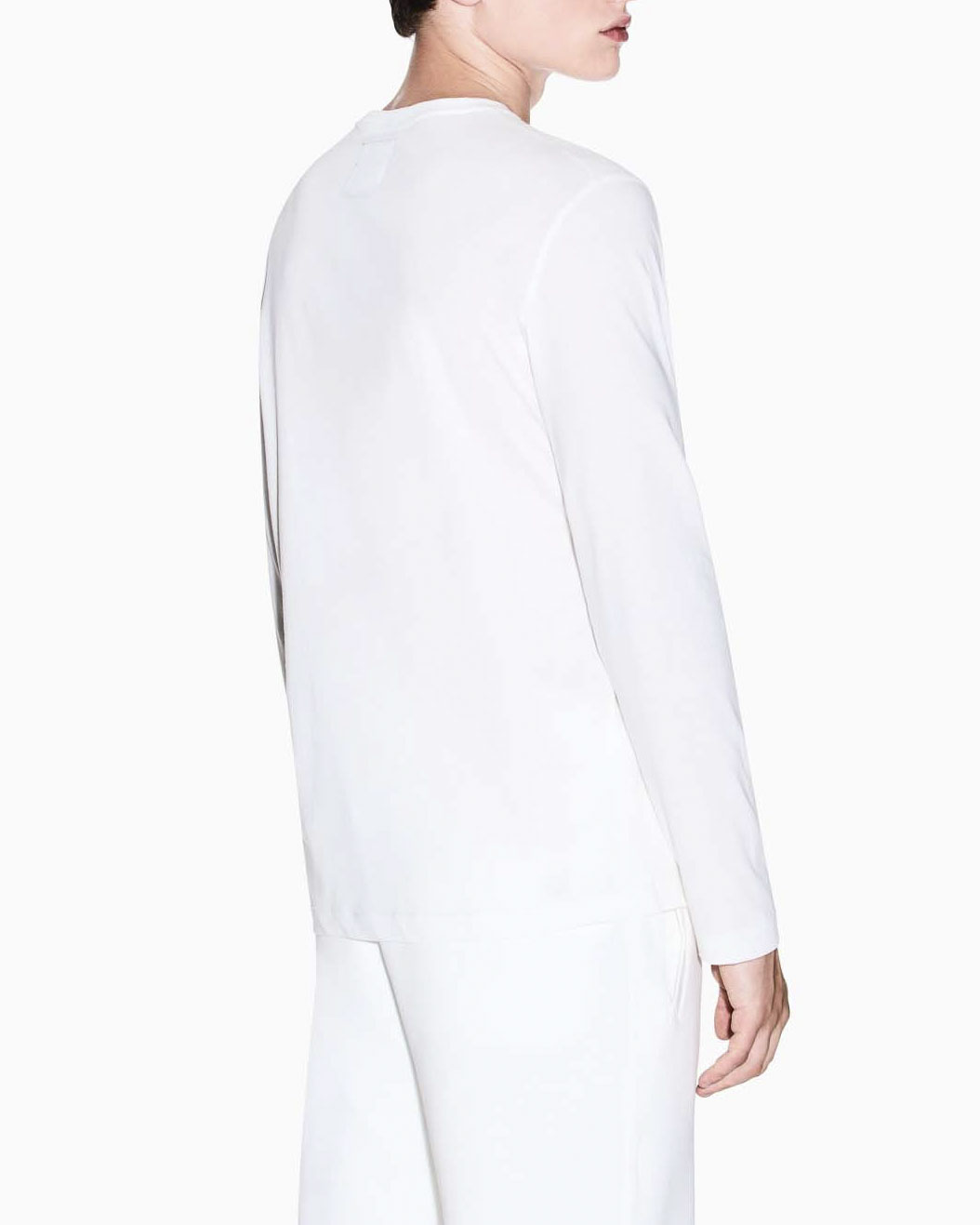 T-shirt a manica lunga Armani Exchange bianca in cotone con logo ricamato centrale sul petto image