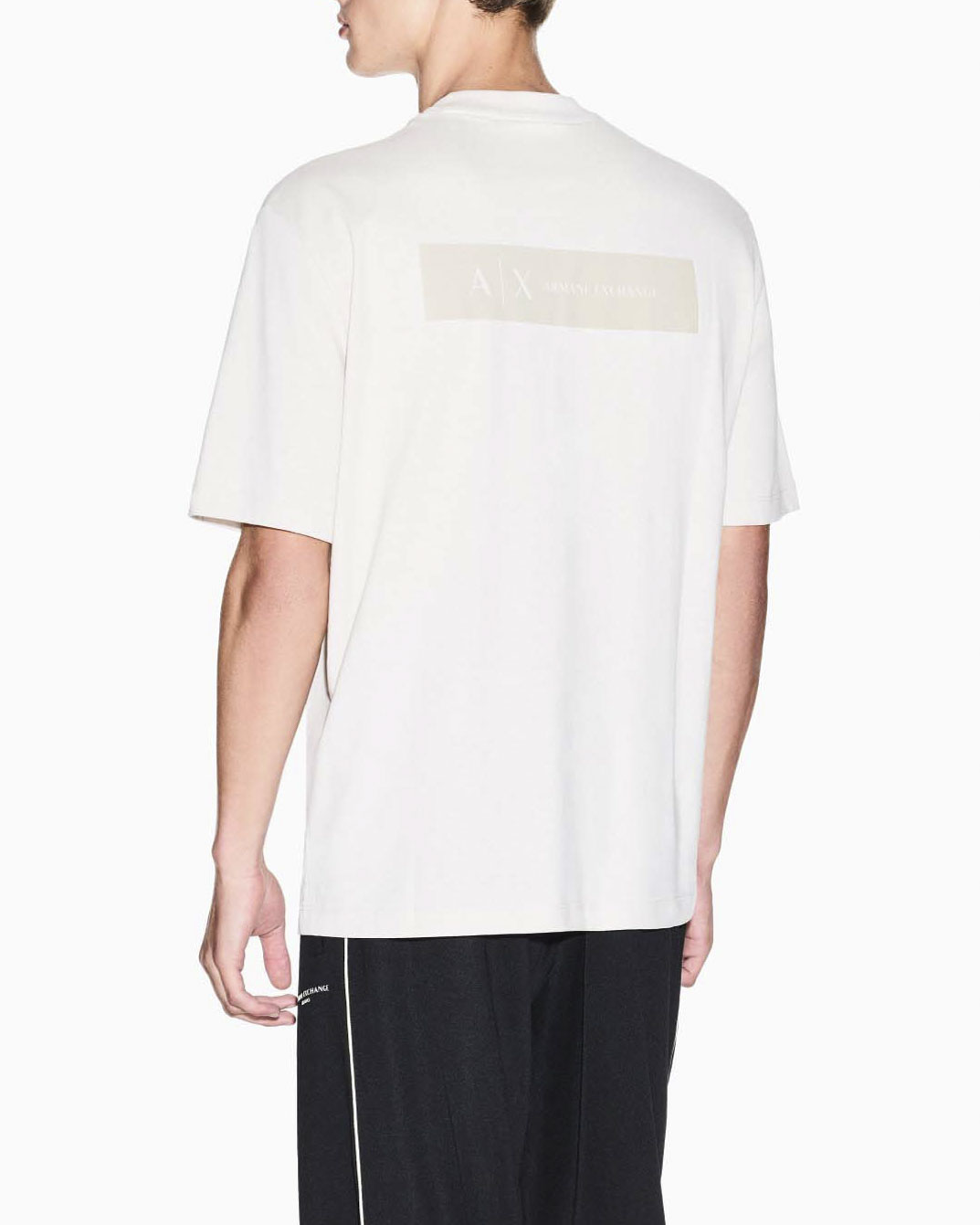 T-shirt Armani Exchange gesso in cotone con patch logo piccolo sul petto e maxi sul retro image