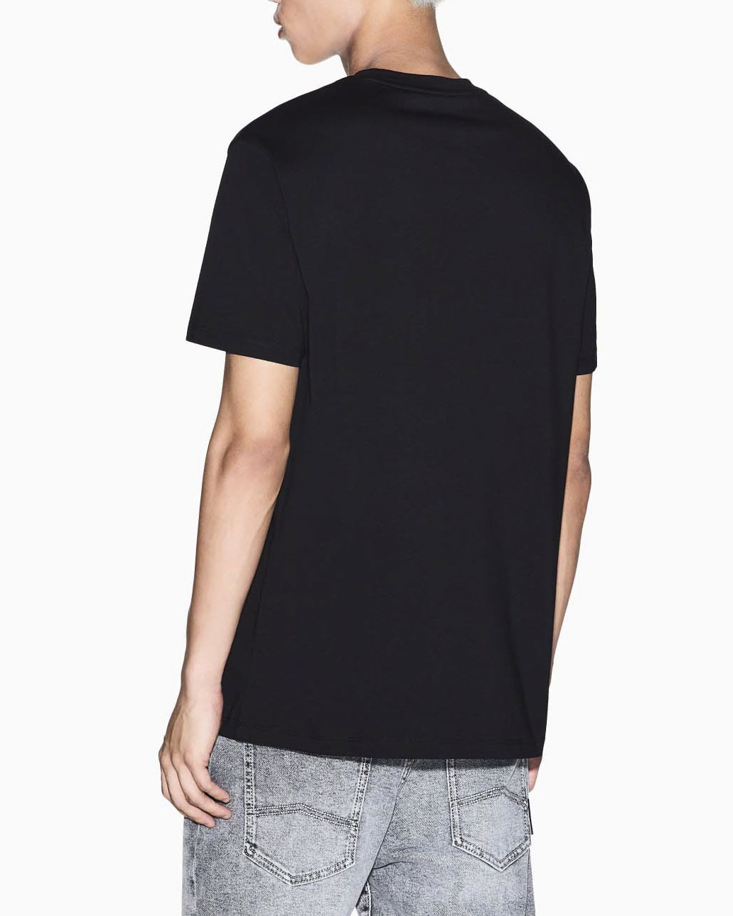 T-shirt Armani Exchange nera in cotone con stampa logo tab frontale image