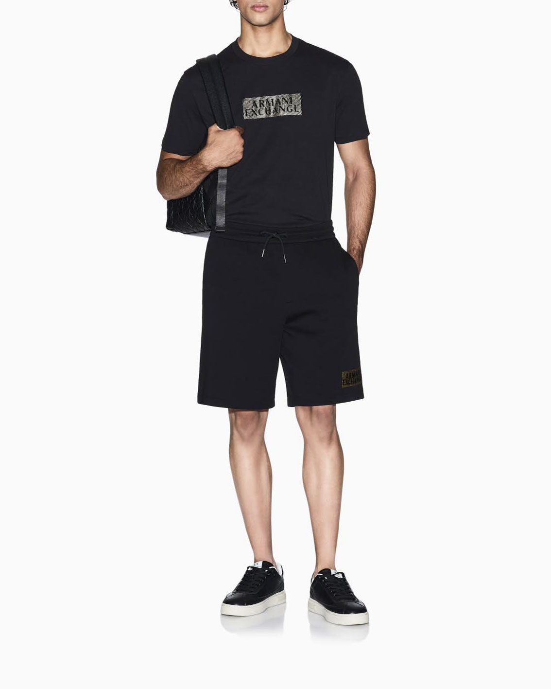 T-shirt Armani Exchange nera in cotone con logo tab oro ricamato sul davanti