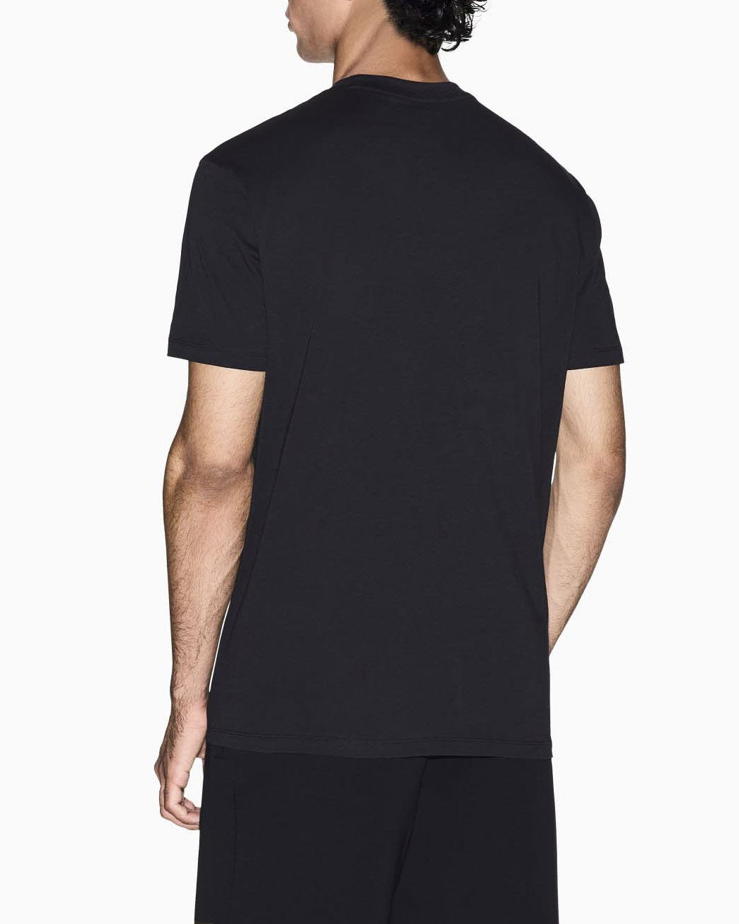 T-shirt Armani Exchange nera in cotone con logo tab oro ricamato sul davanti image