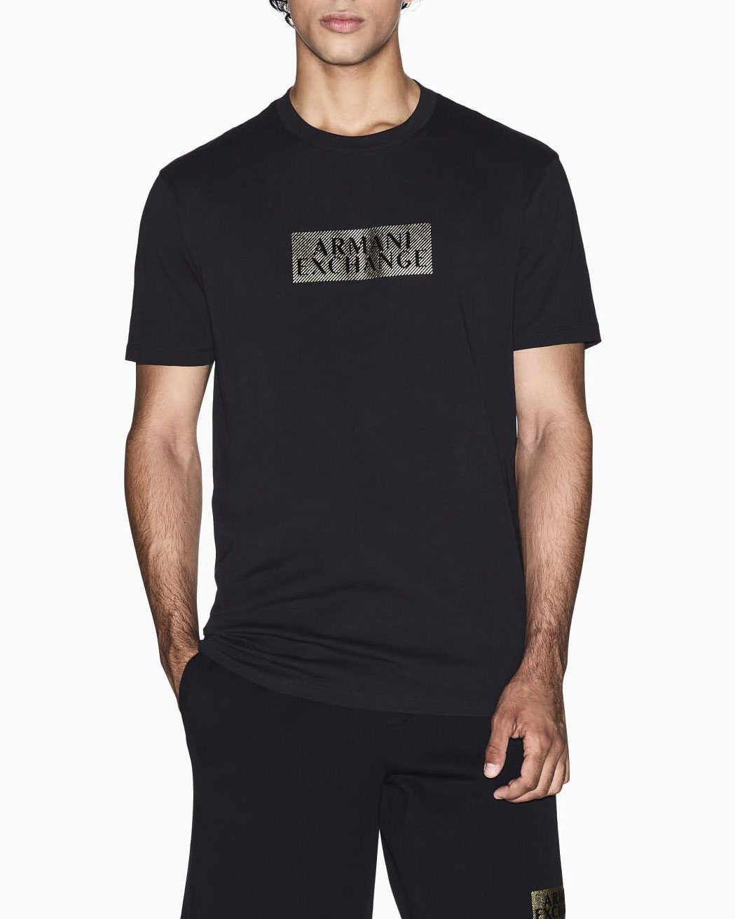 T-shirt Armani Exchange nera in cotone con logo tab oro ricamato sul davanti