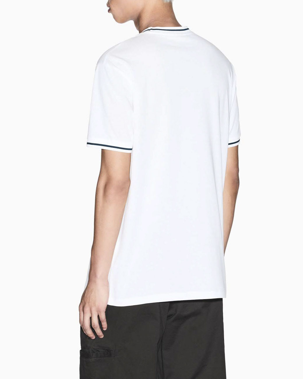 T-shirt Armani Exchange bianca in cotone con bordino a contrasto su collo e maniche image