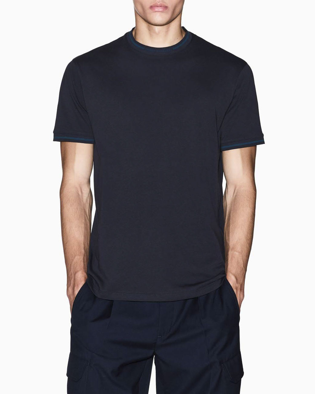 Armani Exchange — T-shirt Armani Exchange blu in cotone con bordino a contrasto su collo e maniche