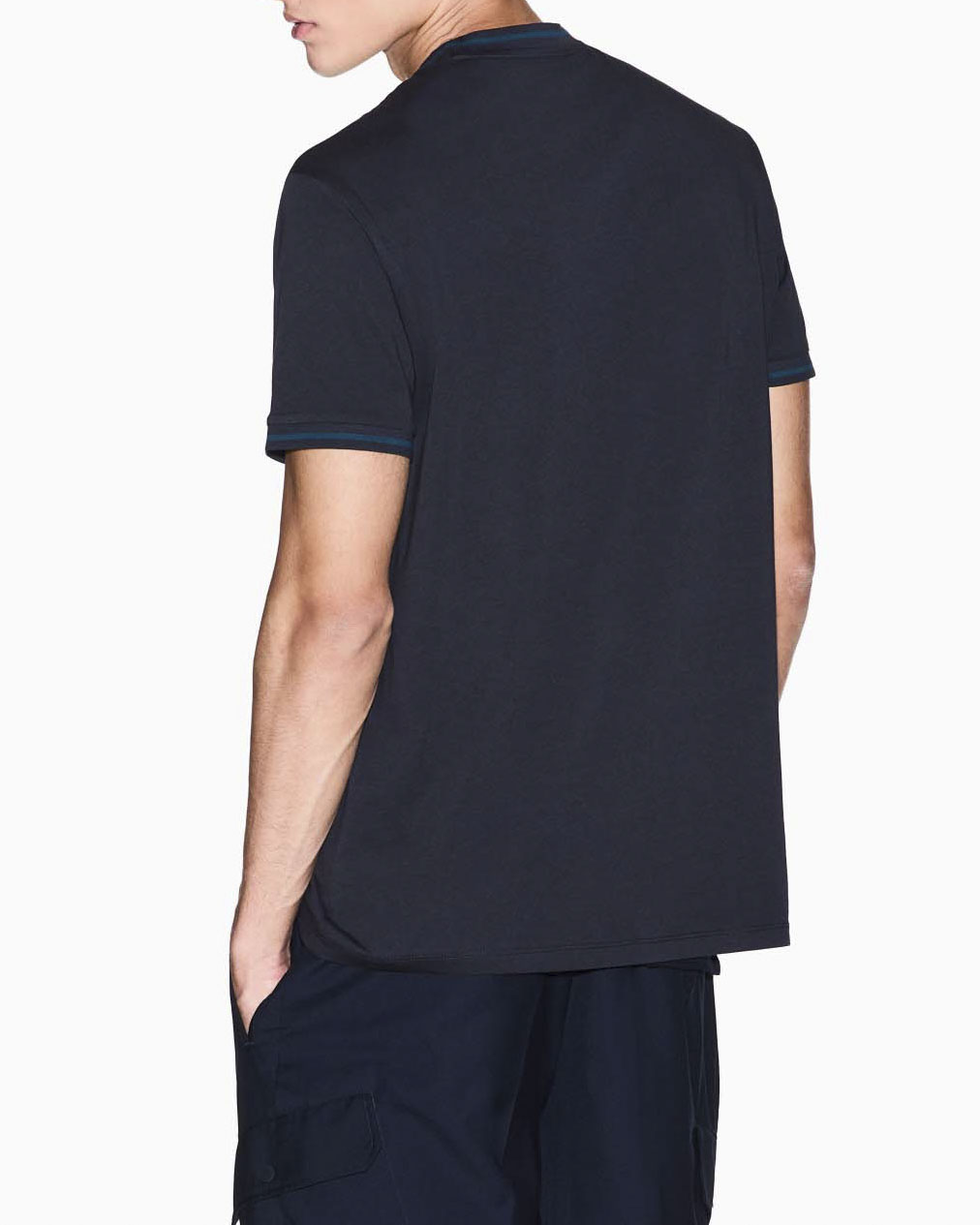 T-shirt Armani Exchange blu in cotone con bordino a contrasto su collo e maniche image