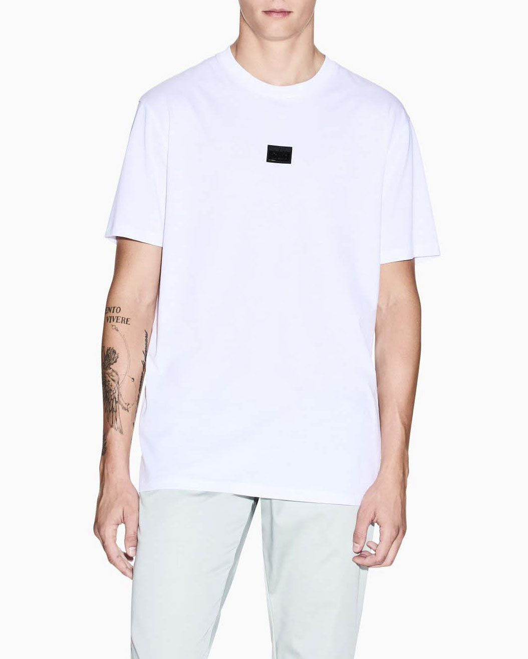 T-shirt Armani Exchange bianca in cotone con patch logo applicato sul petto