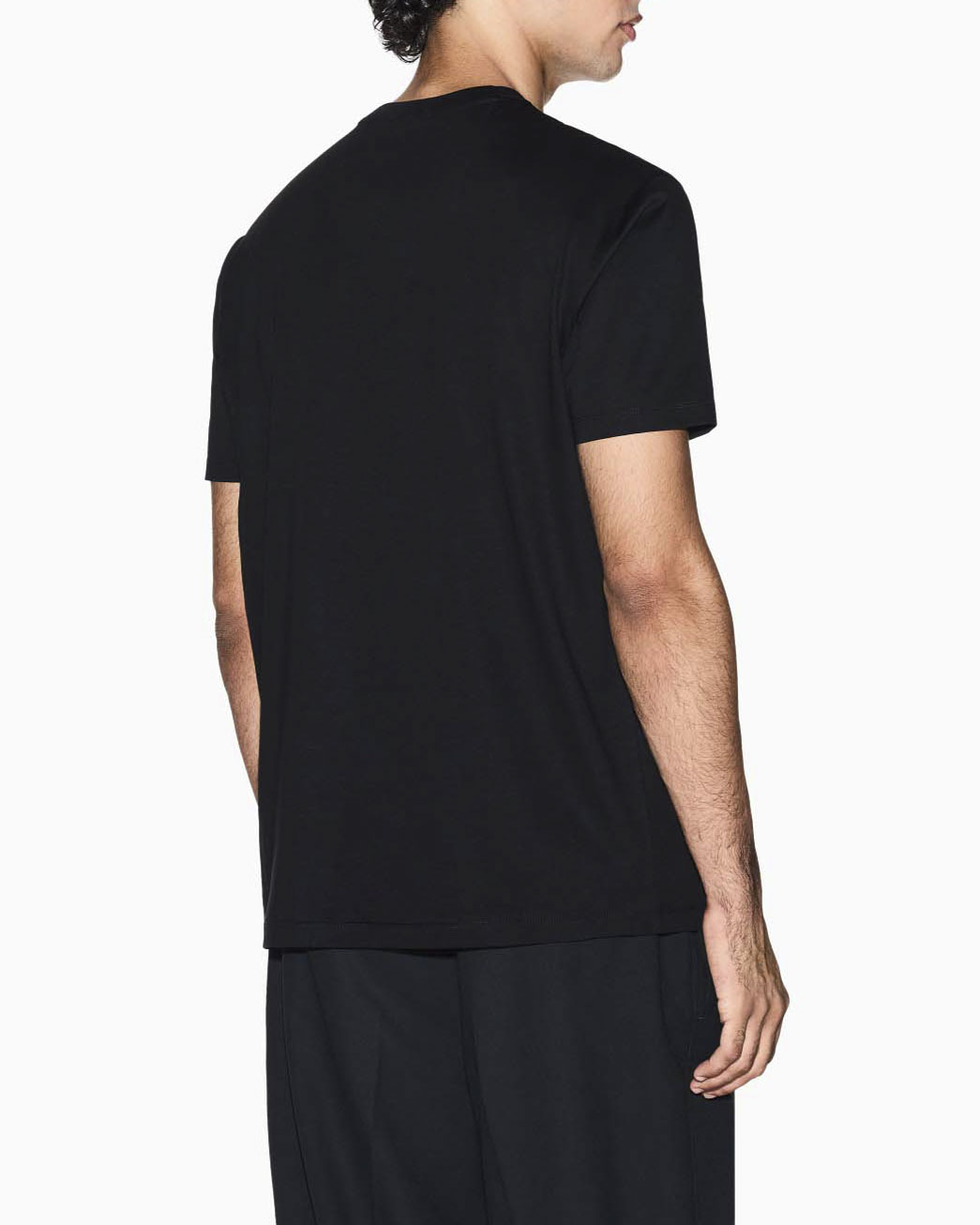 T-shirt Armani Exchange nera in cotone con patch logo applicato sul petto image