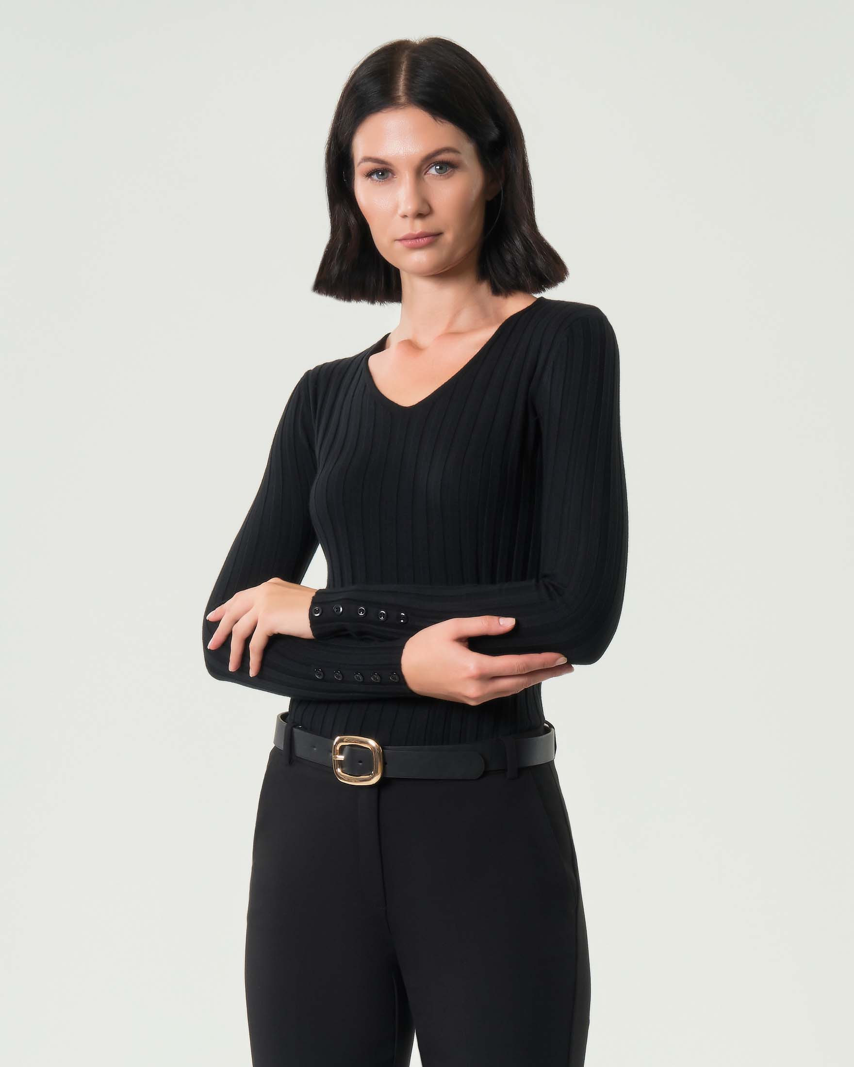 Maglia nera in misto viscosa a coste piatte con scollo a V e bottoncini lungo i polsini