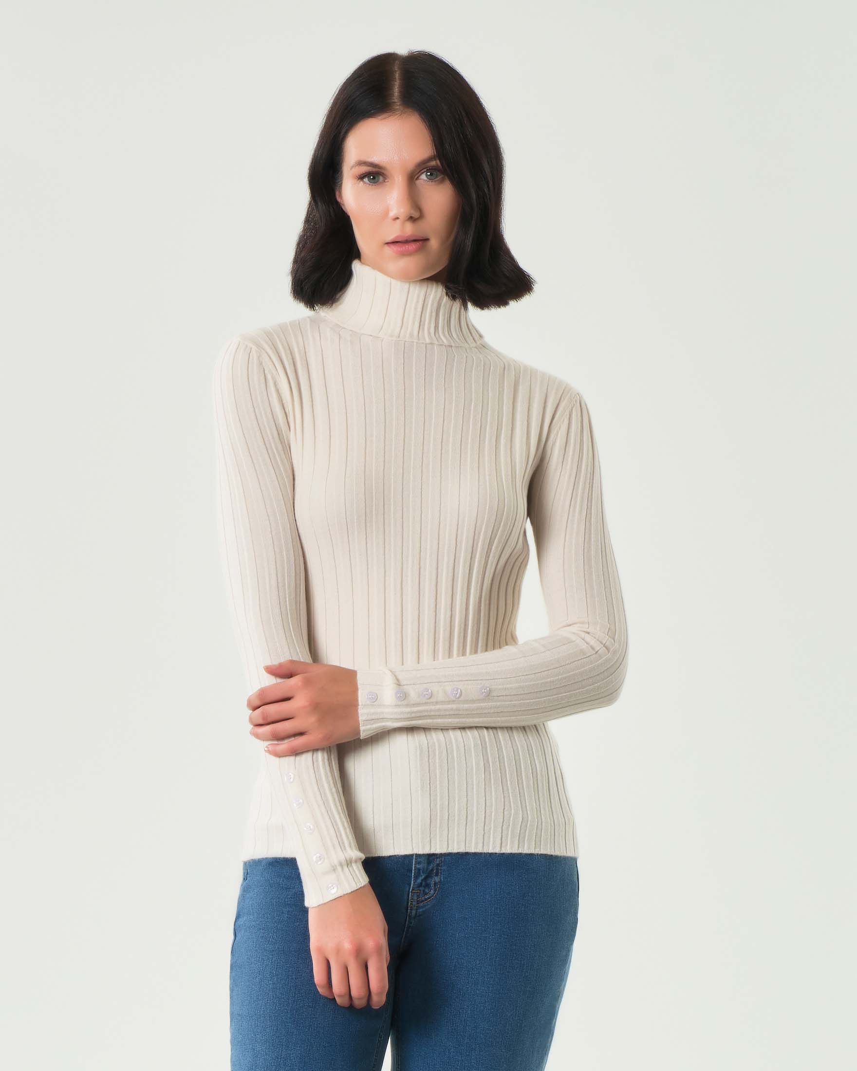 Maglia bianca Hlo! in misto viscosa a coste piatte con collo alto e bottoncini lungo i polsini