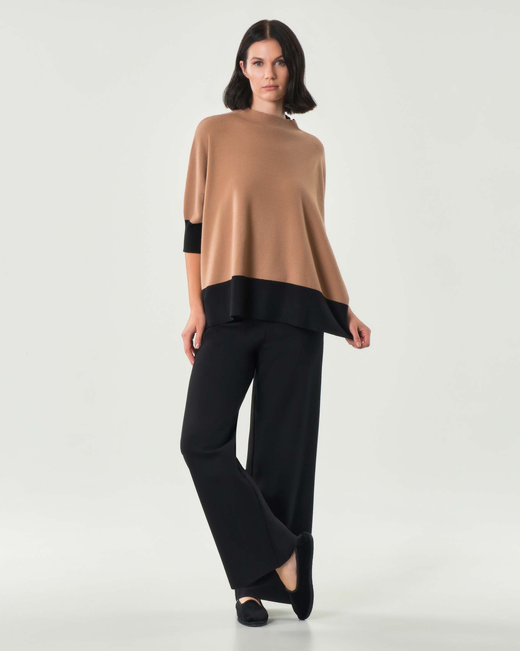 Maglia color cammello Hlo! molto ampia con scollo tondo e maniche al gomito con profili neri a contrasto