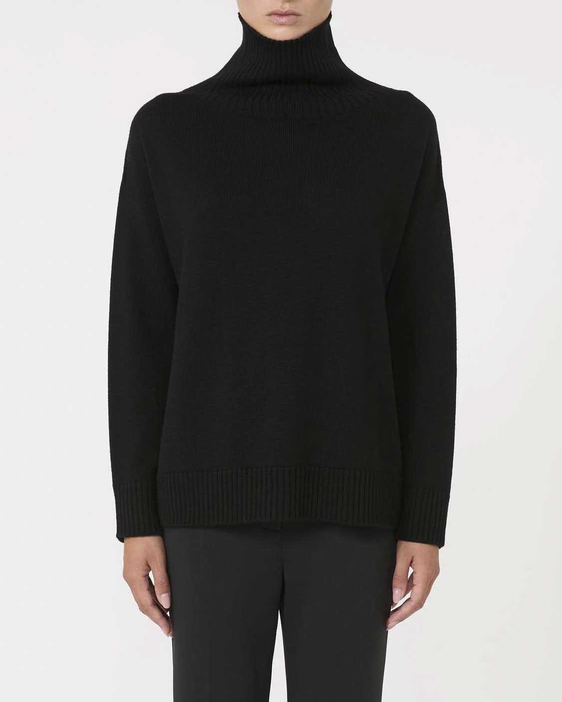 Maglia nera MM a collo alto in pura lana vergine con collo a cratere a coste