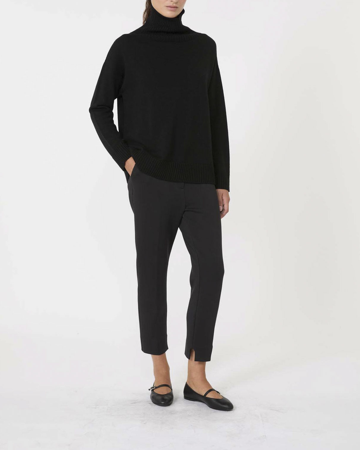 Maglia nera MM Max Mara a collo alto in pura lana vergine con collo a cratere a coste image