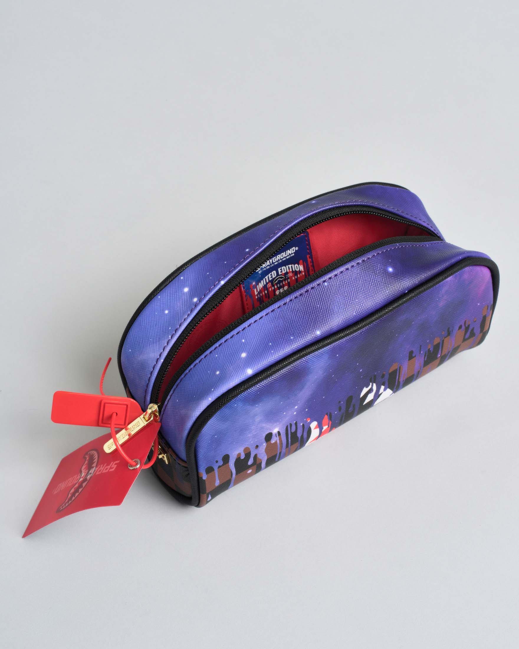 Astuccio Sprayground checkered marrone e nero con colata viola image