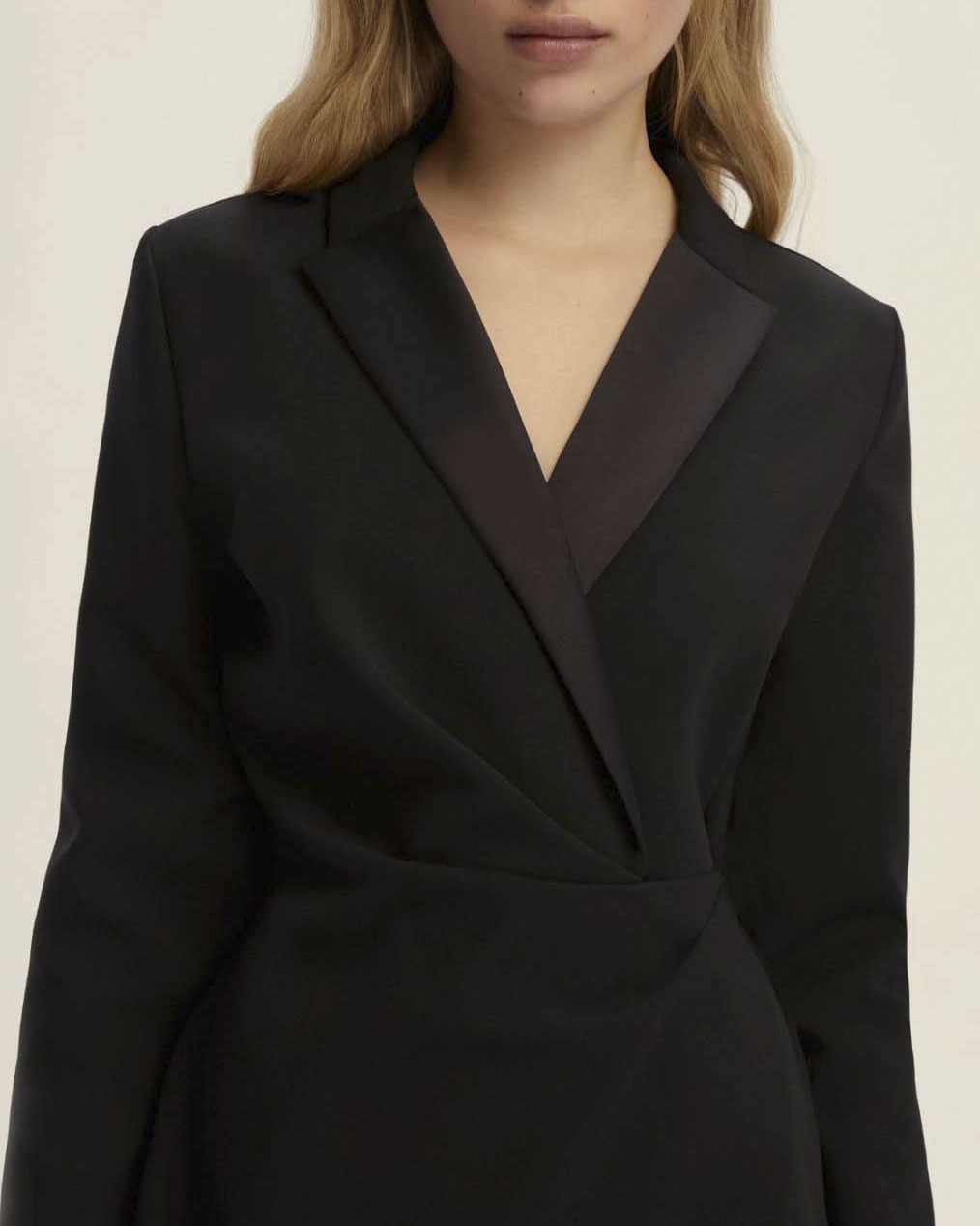 Abito corto nero Emme Marella in viscosa stretch a maniche lunghe con scollo in raso a rever e gonna a pannello image