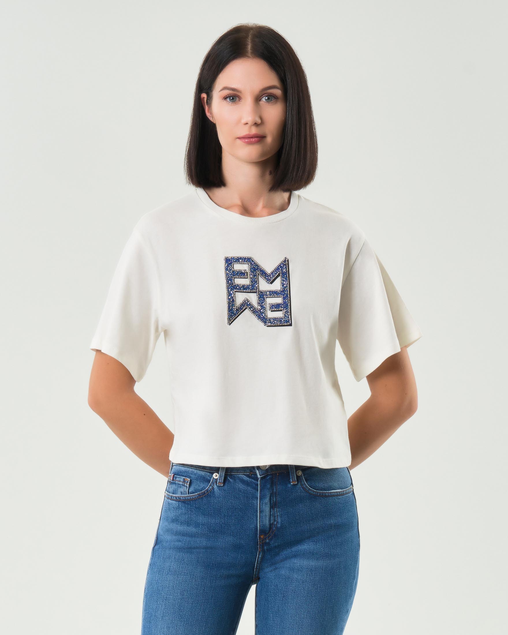 T-shirt bianca Emme Marella cropped in cotone con logo Emmegram in cristalli azzurri applicati sul davanti