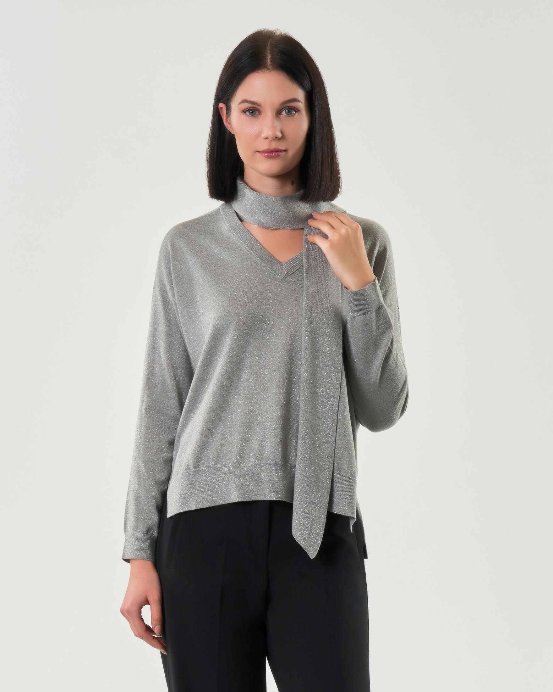 Maglia grigio chiaro Emme Marella in misto lana con inserti in lurex a scollo a V e sciarpa rimovibile