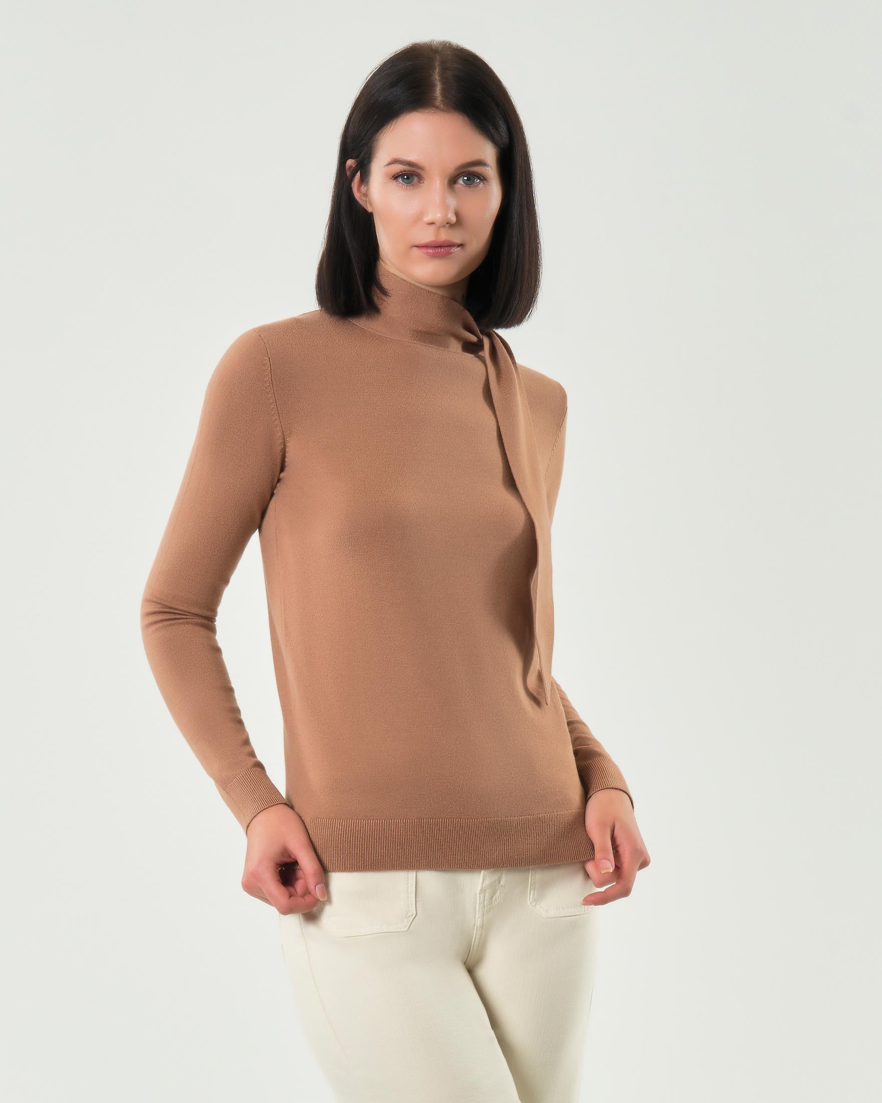 Maglia color cammello Emme Marella in misto viscosa con sciarpina al collo