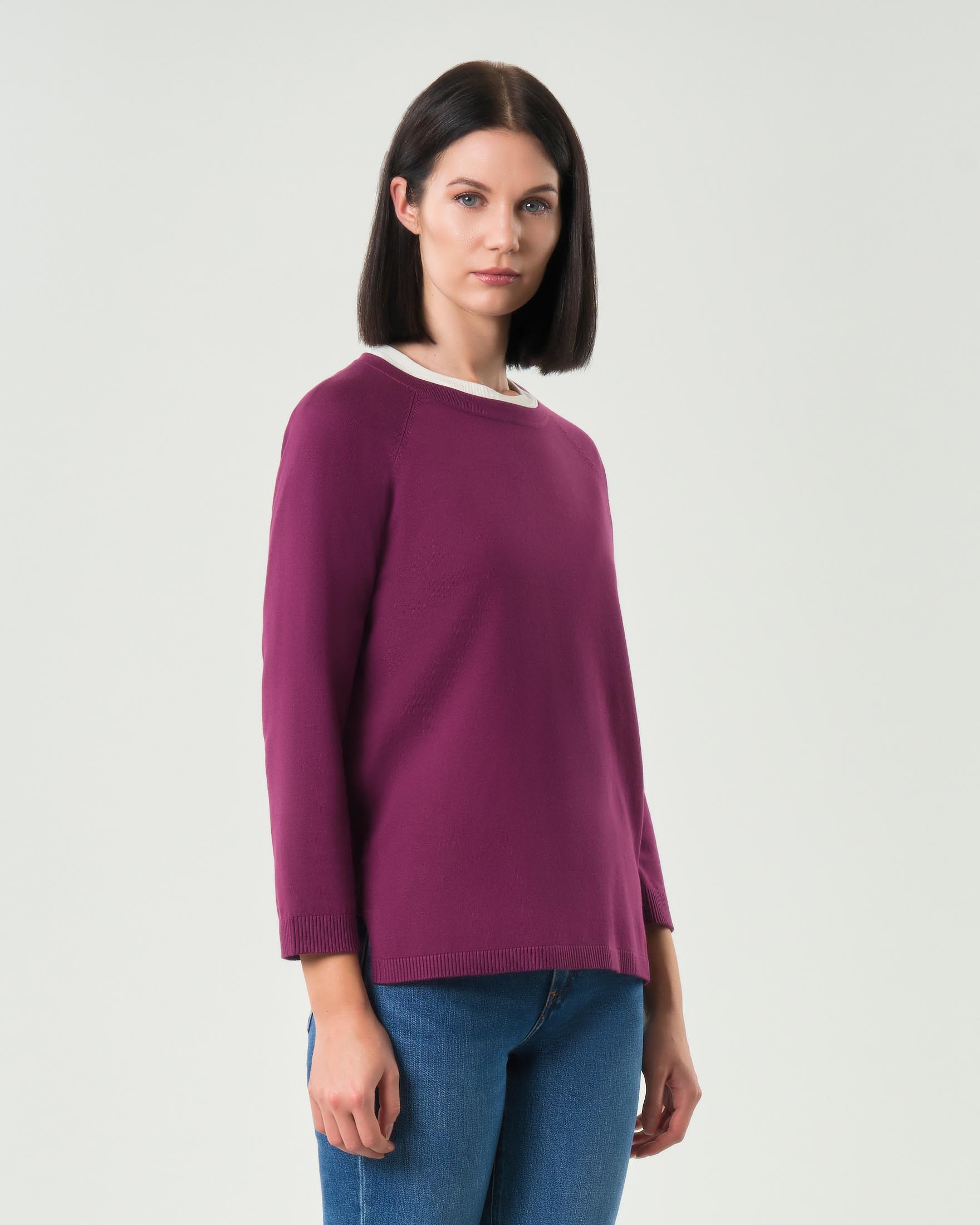 Maglia girocollo color ciclamino Emme Marella a righe bianche in misto viscosa con spacchi laterali