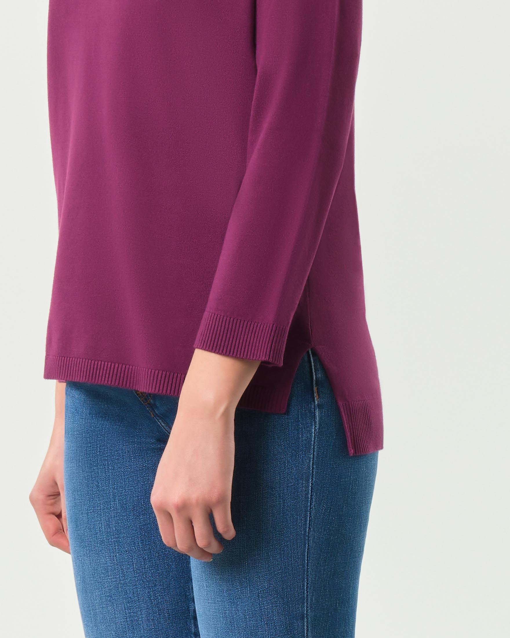 Maglia girocollo color ciclamino Emme Marella a righe bianche in misto viscosa con spacchi laterali image