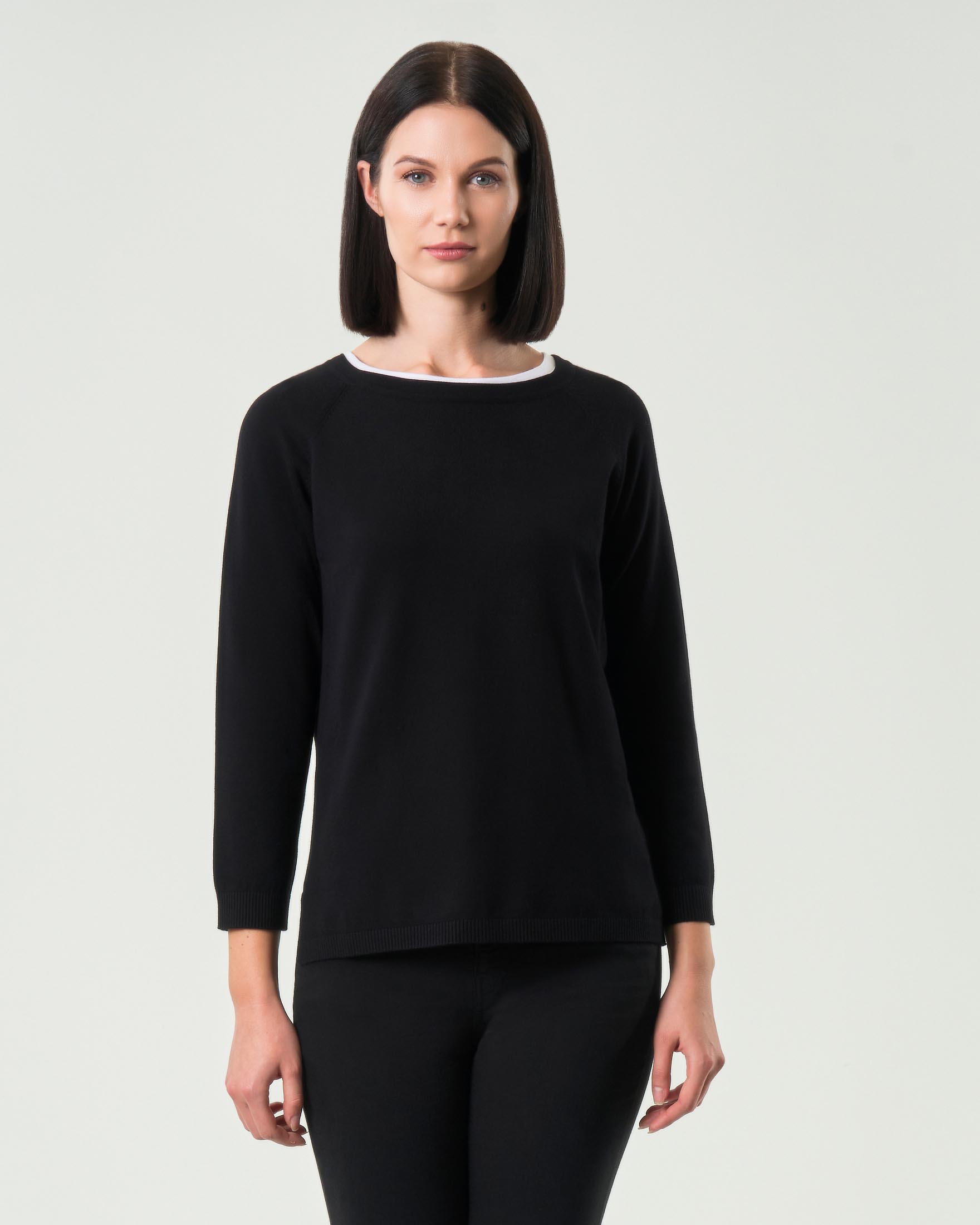 Maglia girocollo nera Emme Marella a righe bianche in misto viscosa con spacchi laterali