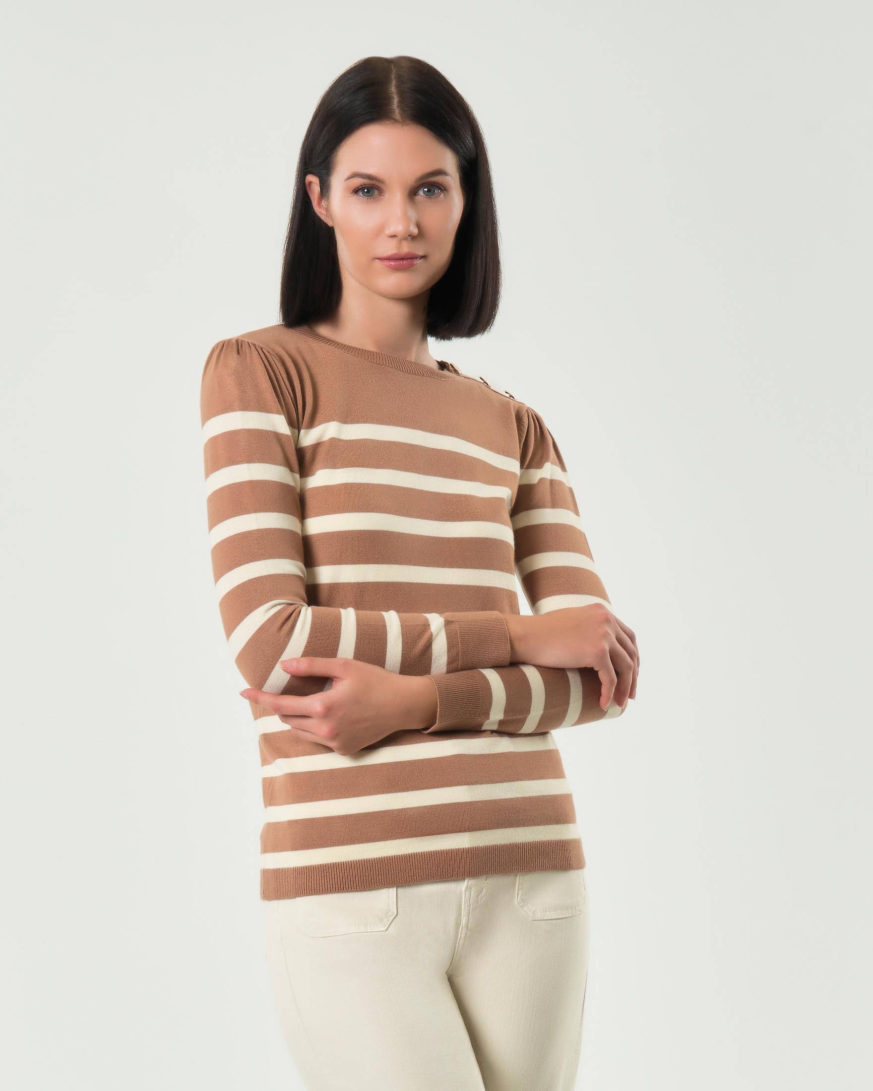 Maglia color cammello Emme Marella a righe bianche in misto viscosa con bottoni dorati sulla spalla