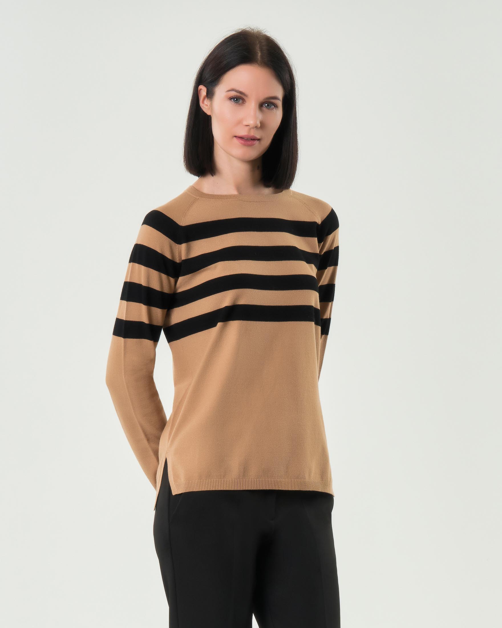 Maglia color cammello Emme Marella in misto viscosa con motivo a righe su spalle e maniche