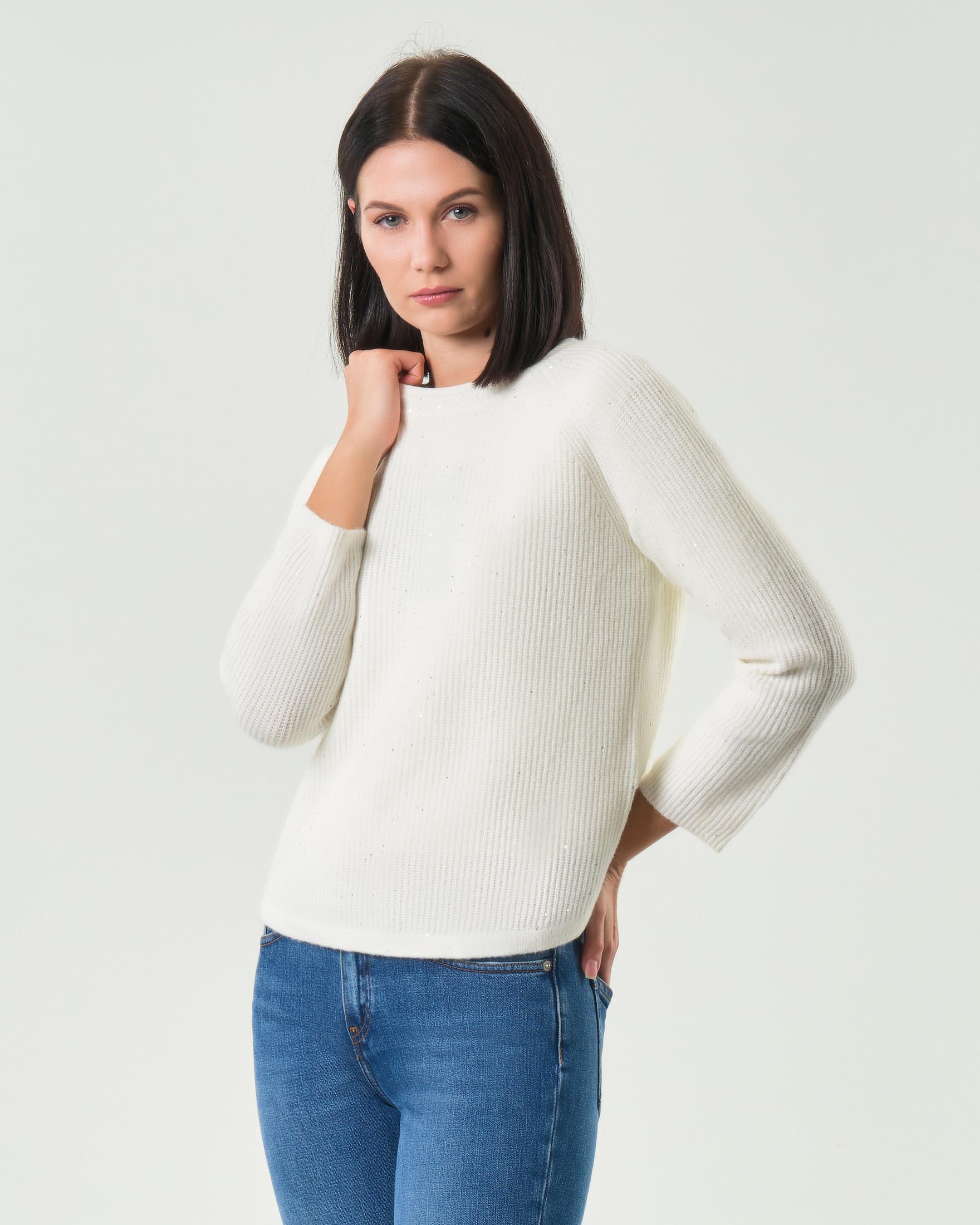 Maglia bianca Emme Marella lavorata a punto pannocchia con maniche raglan e micro paillettes all over