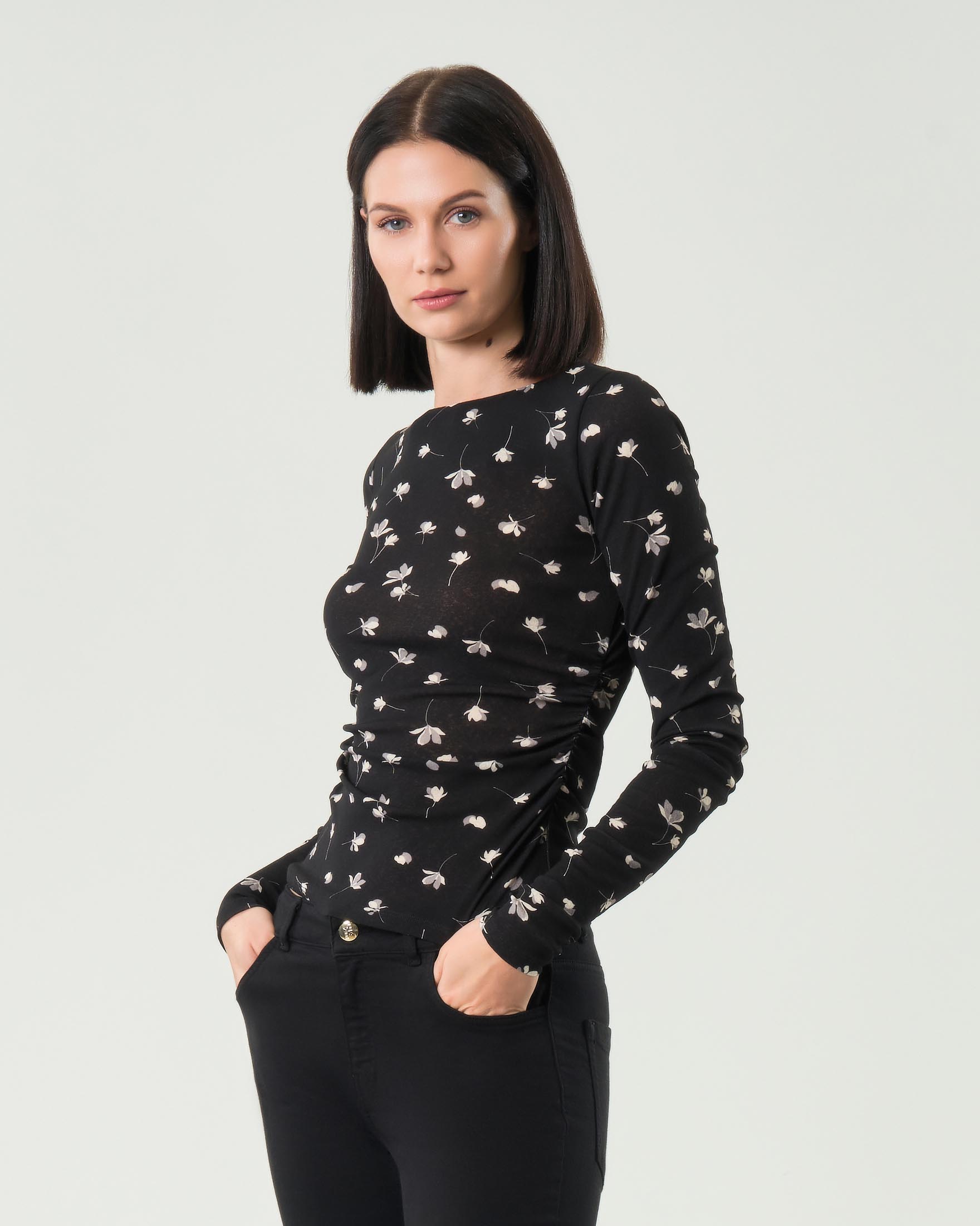 T-shirt nera Marella a fantasia fiori bianchi in jersey di tulle con drappeggi sui fianchi