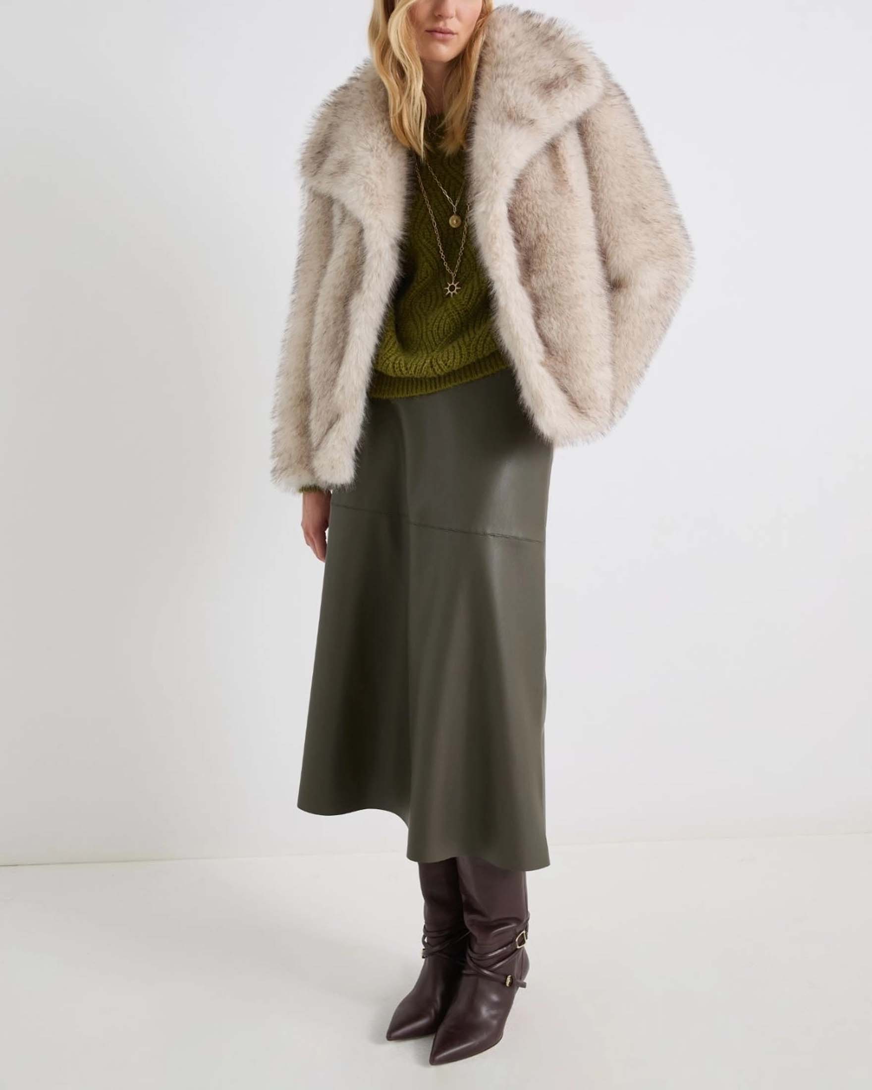 Giacca corta Marella in similpelliccia colora avorio con scollo a vela