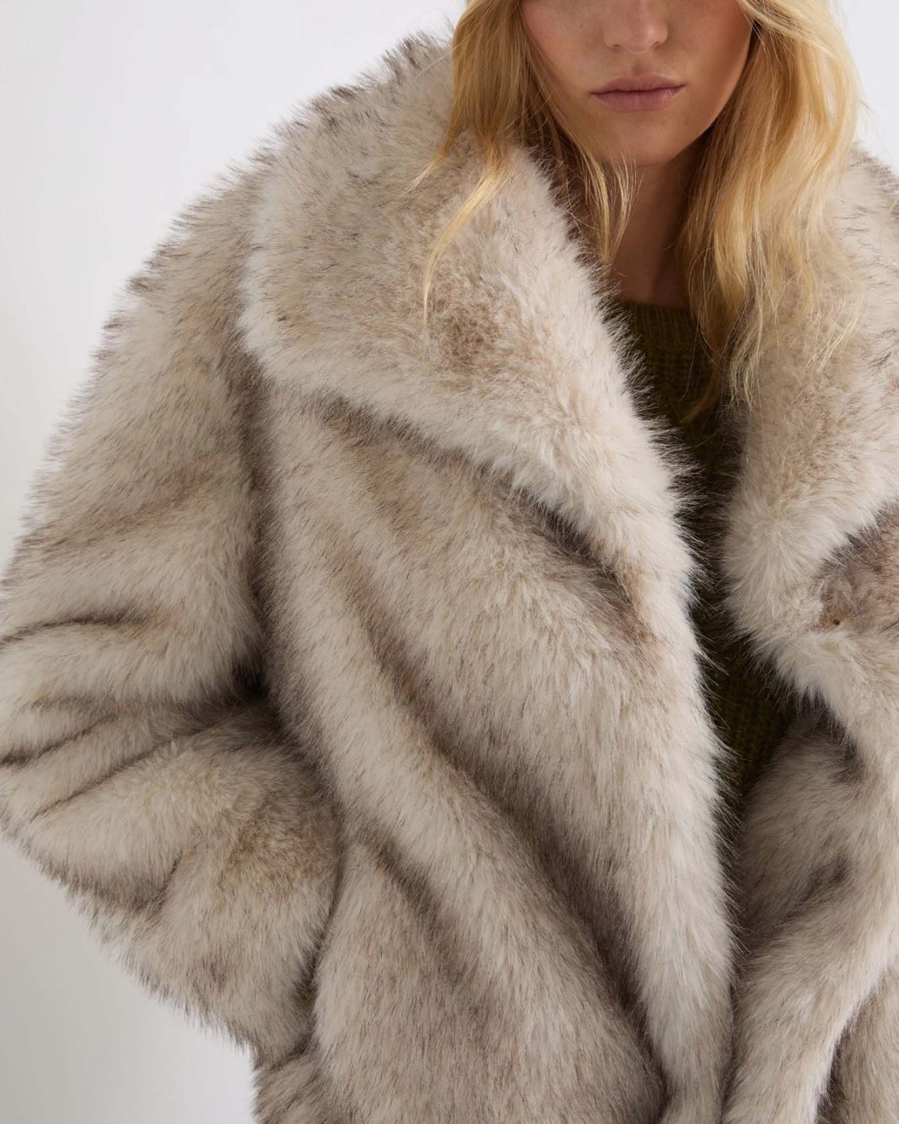 Giacca corta Marella in similpelliccia colora avorio con scollo a vela image