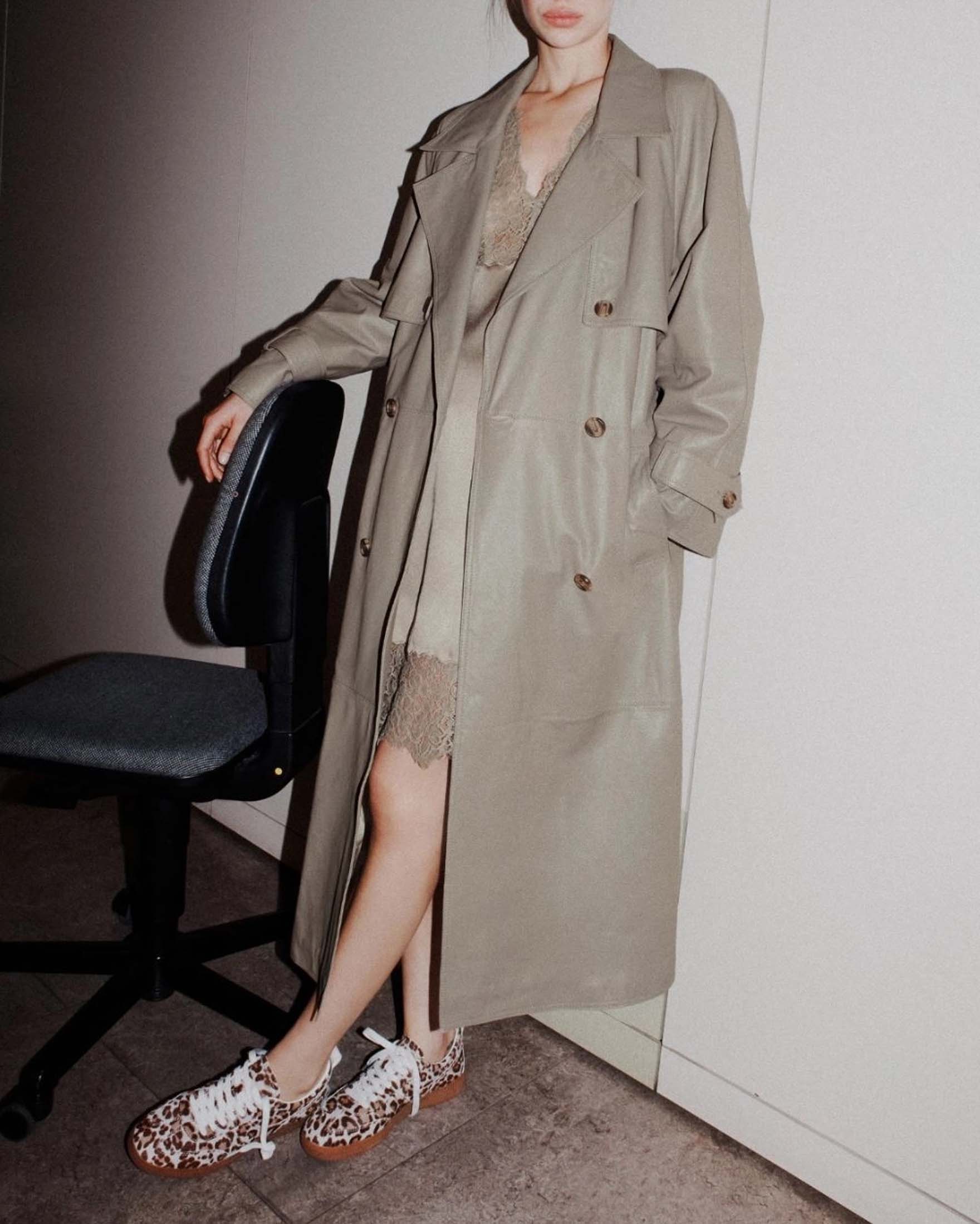 Trench color taupe in pelle Stella x Marella con cintura in vita image