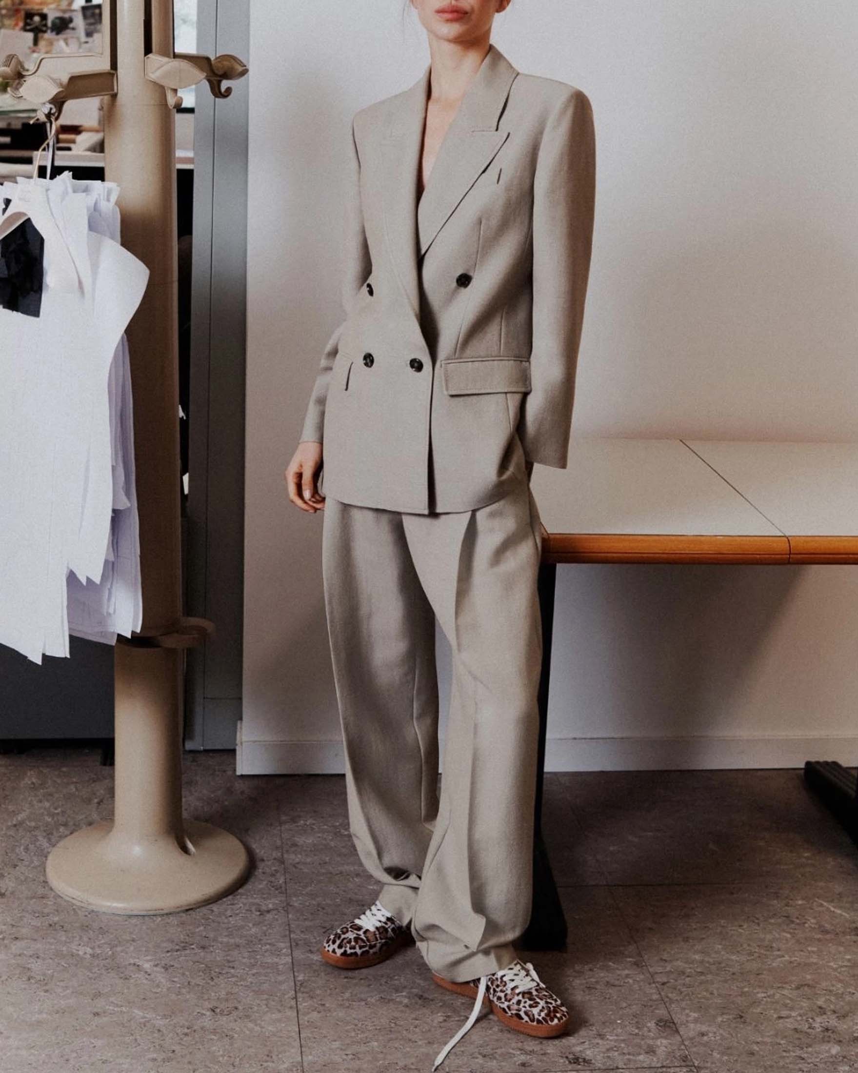 Pantaloni ampi greige Stella x Marella in sablè di misto lana con doppia pinces in vita image