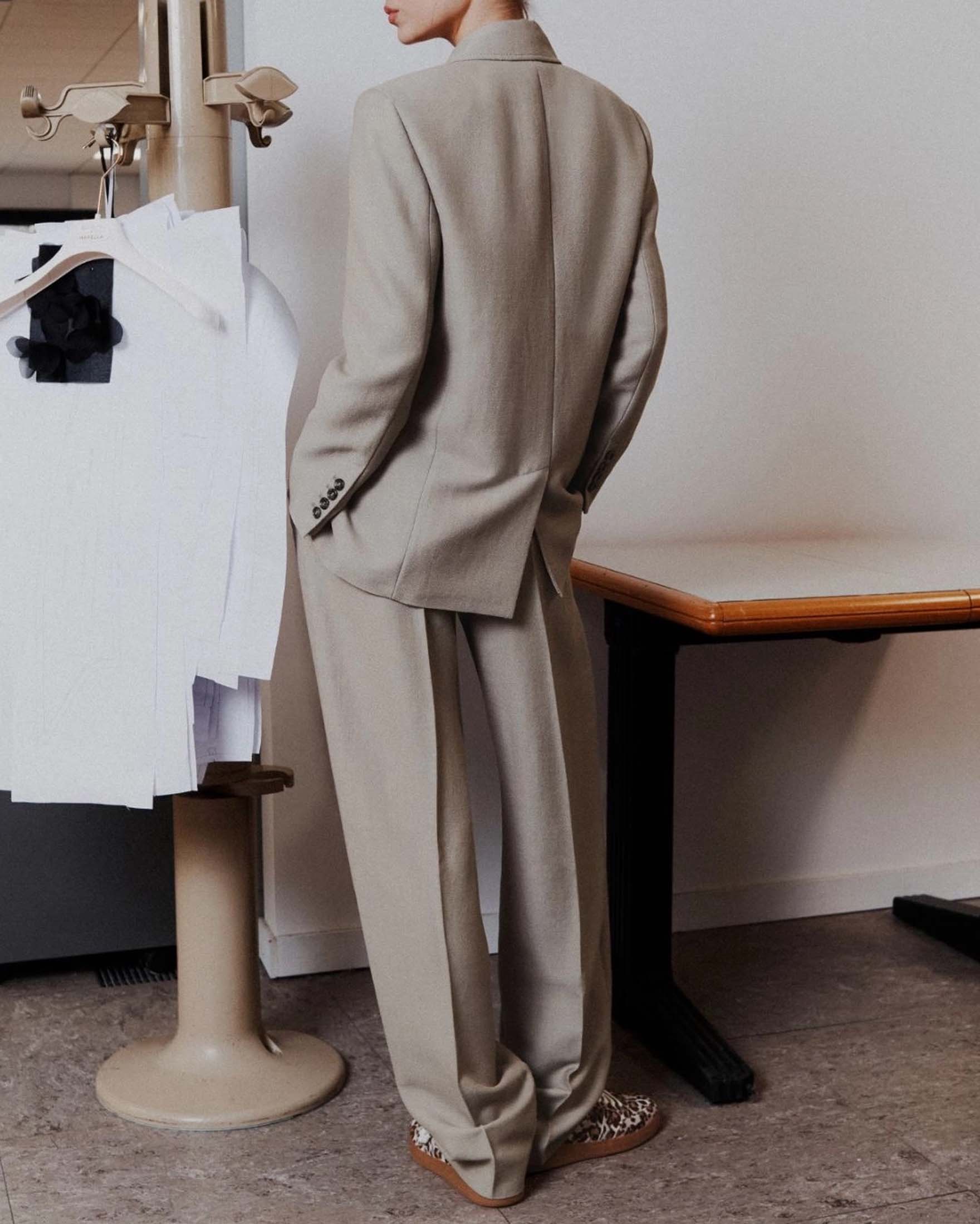 Pantaloni ampi greige Stella x Marella in sablè di misto lana con doppia pinces in vita