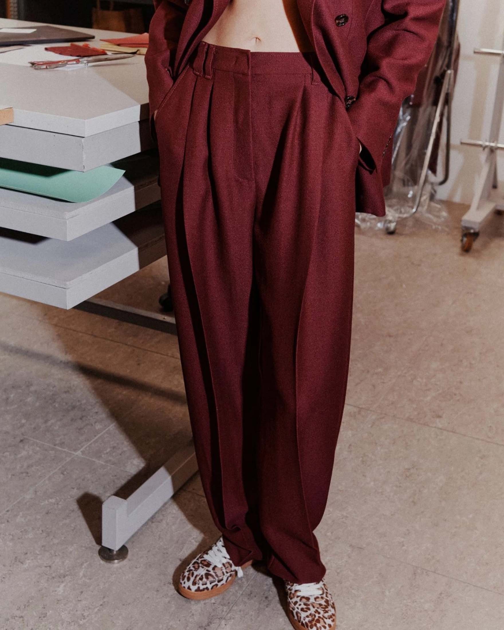 Pantaloni ampi bordeaux Stella x Marella in sablè di misto lana con doppia pinces in vita