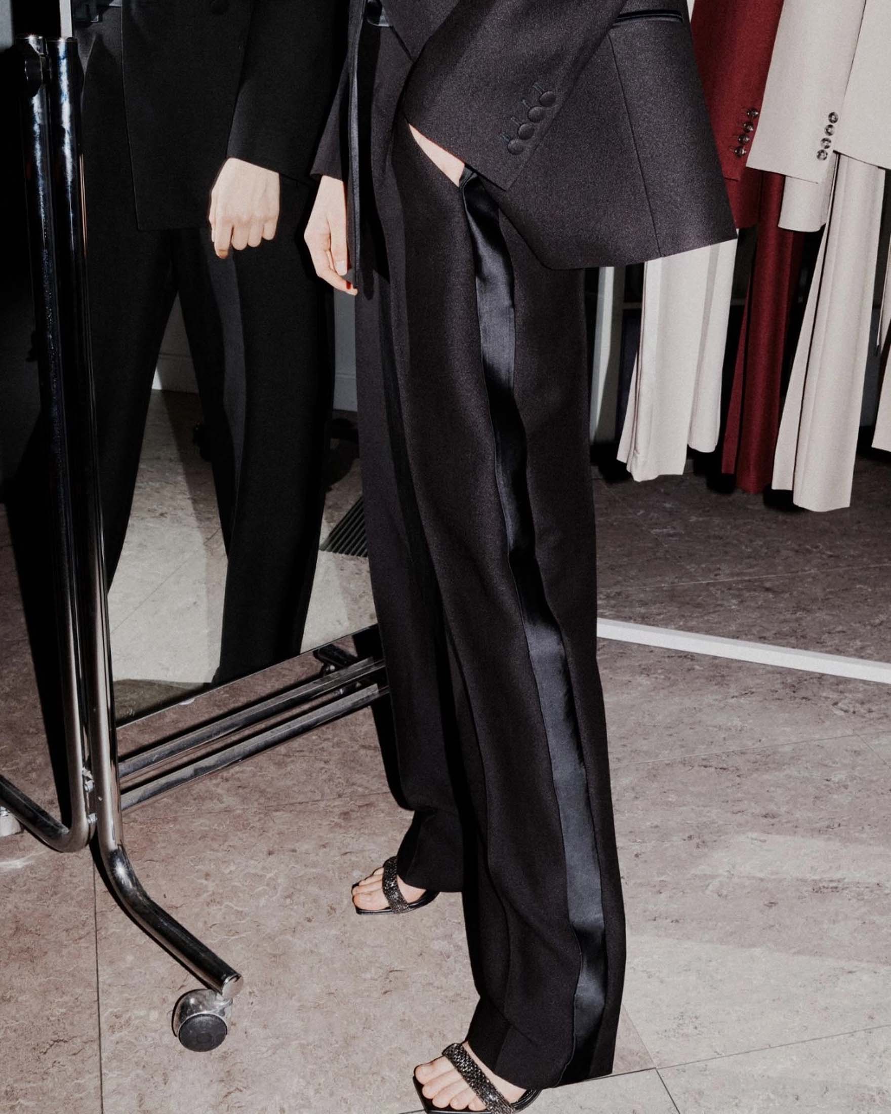 Pantaloni neri barrel leg Stella x Marella in sablè di lana e viscosa con passanti laterali in raso image