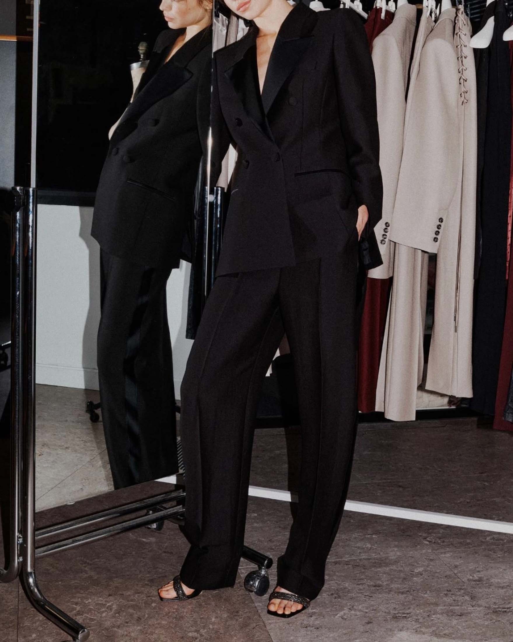 Pantaloni neri barrel leg Stella x Marella in sablè di lana e viscosa con passanti laterali in raso