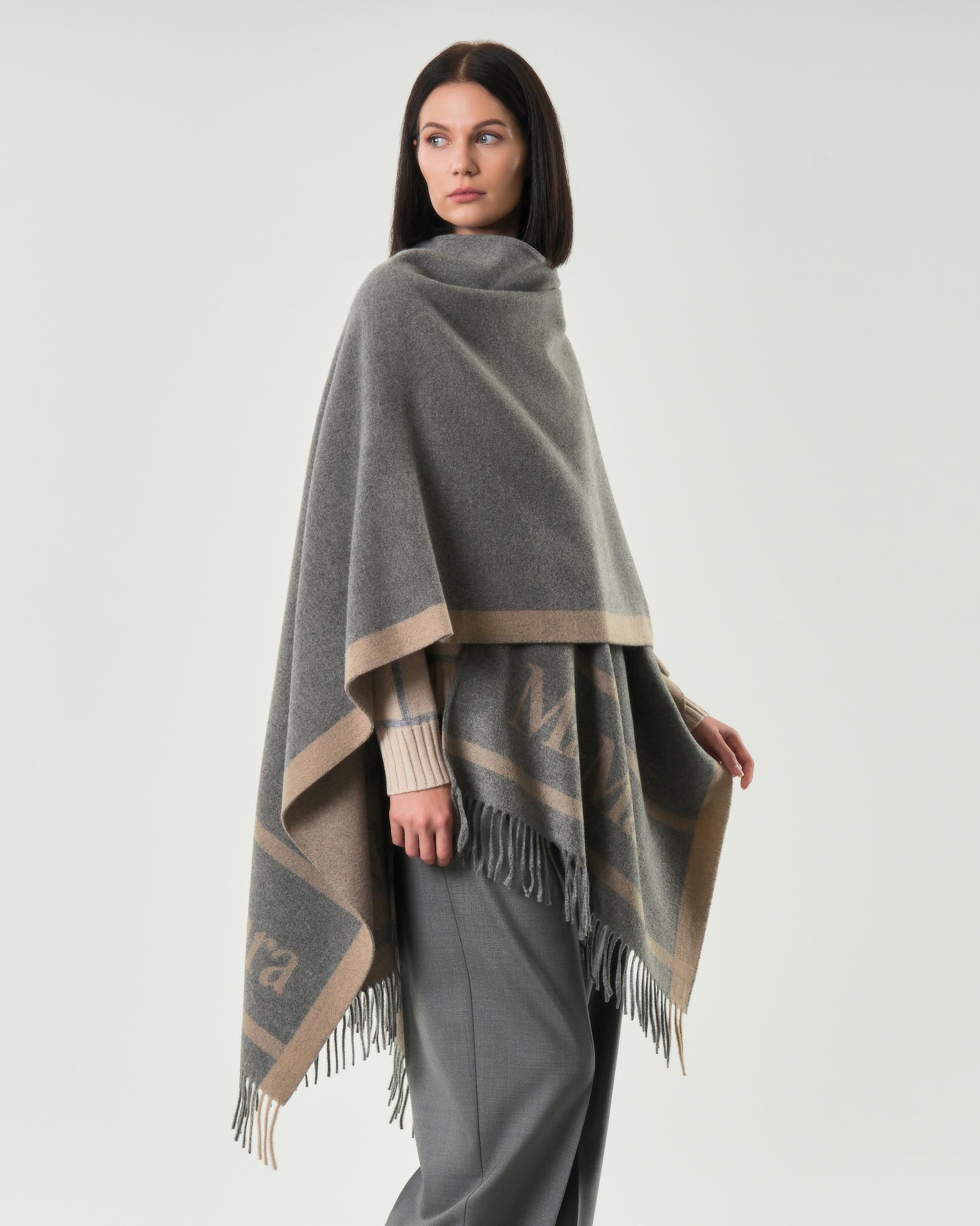 Mantella grigia Max Mara Studio in pura lana a motivo jacquard logato color sabbia