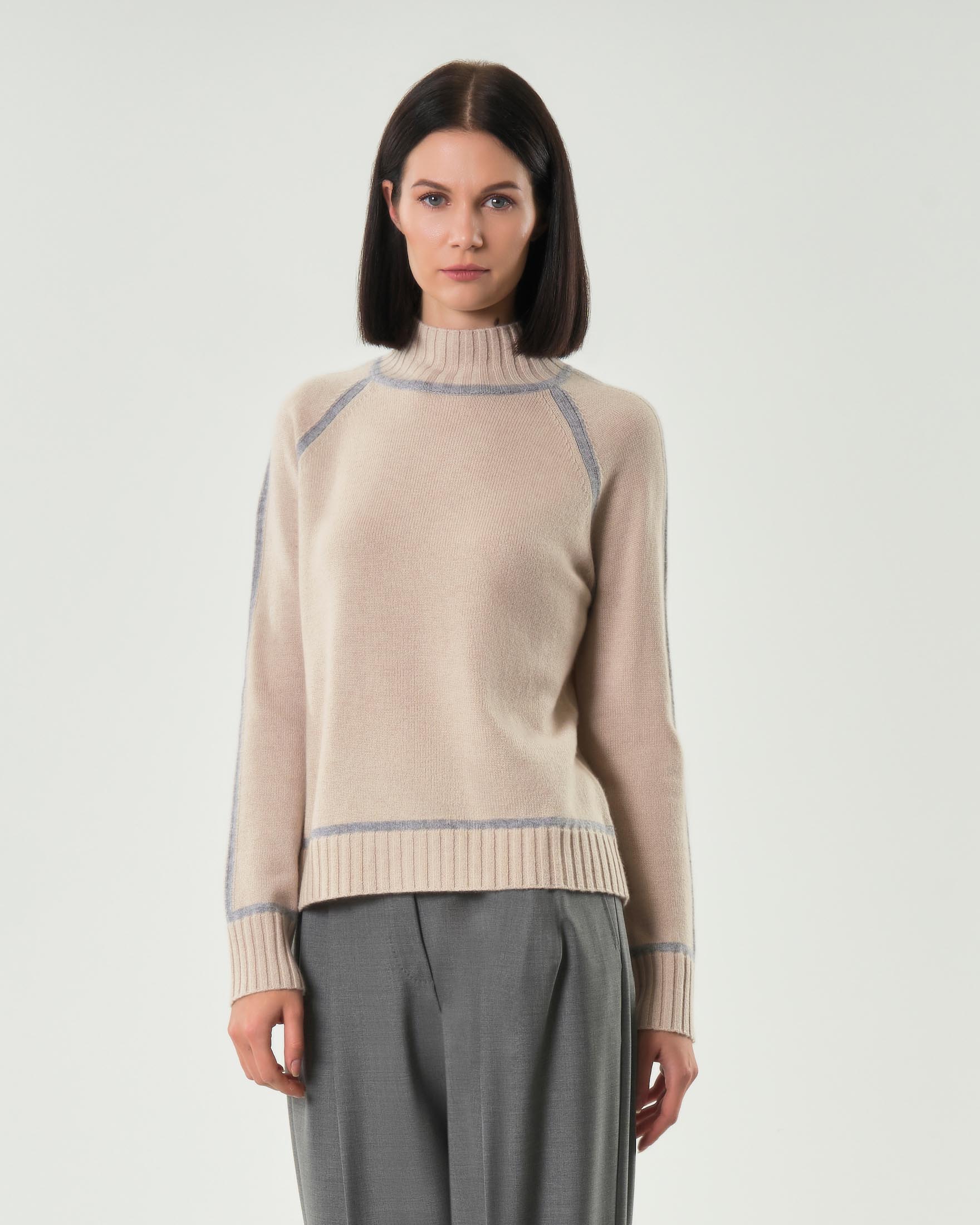 Dolcevita color sabbia Studio in lana e cashmere con profili a contrasto di colore