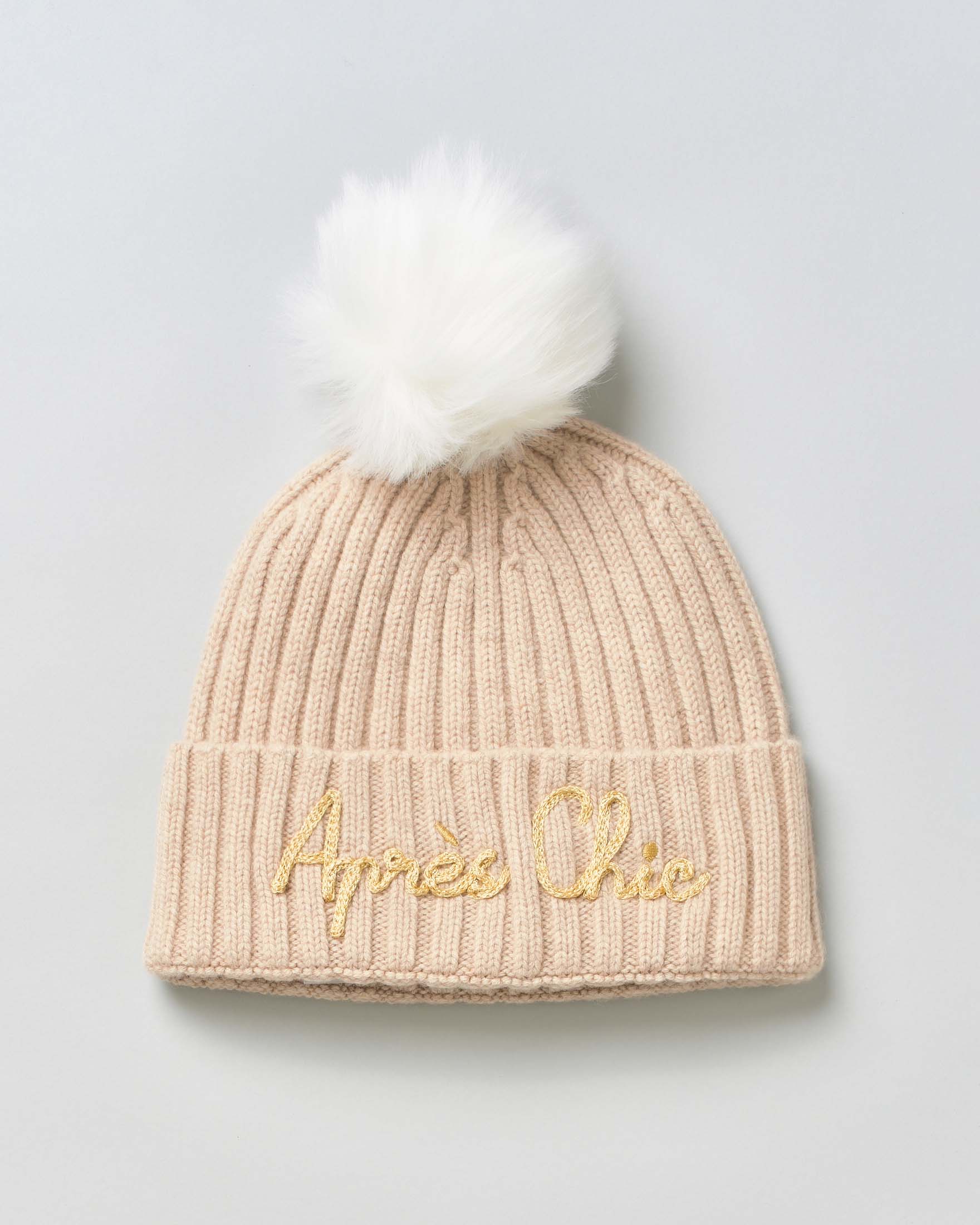 Berretto beige MC2 Saint Barth in lana a coste con scritta Aprè chic dorata ricamata sul risvolto e pon pon in ecopelliccia