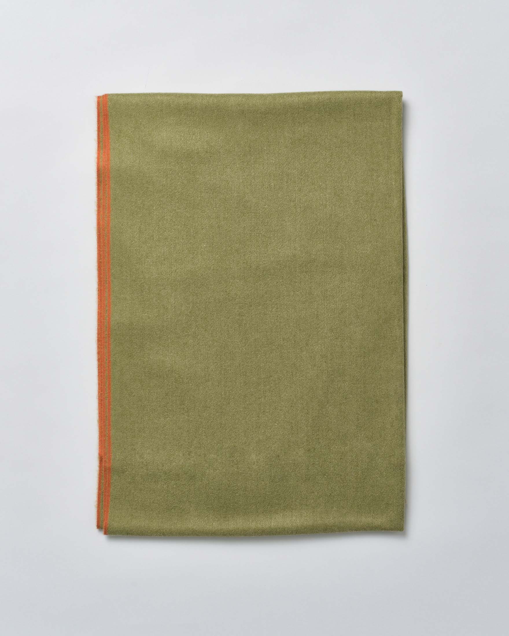 Sciarpa verde Hlo! in misto viscosa con profilo arancione e frangette applicate sul fondo