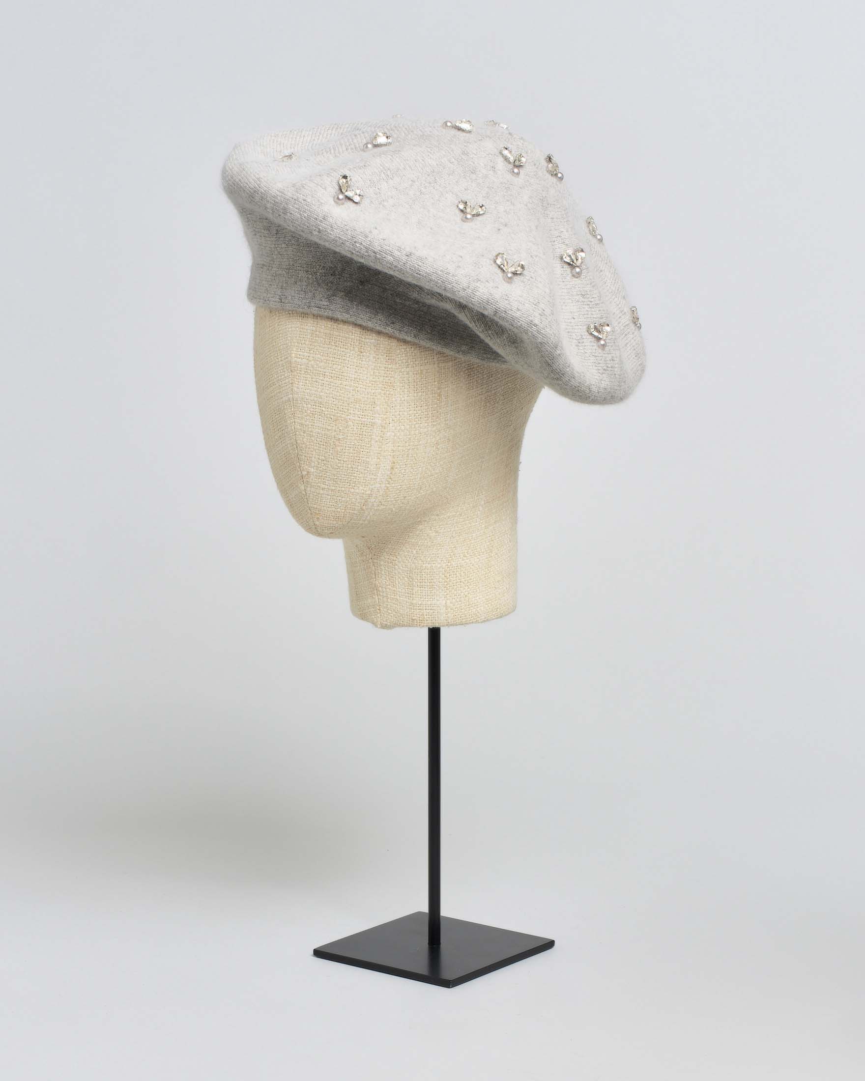 Basco grigio Hlo! in misto angora con strass gioiello e perle applicati sulla parte superiore